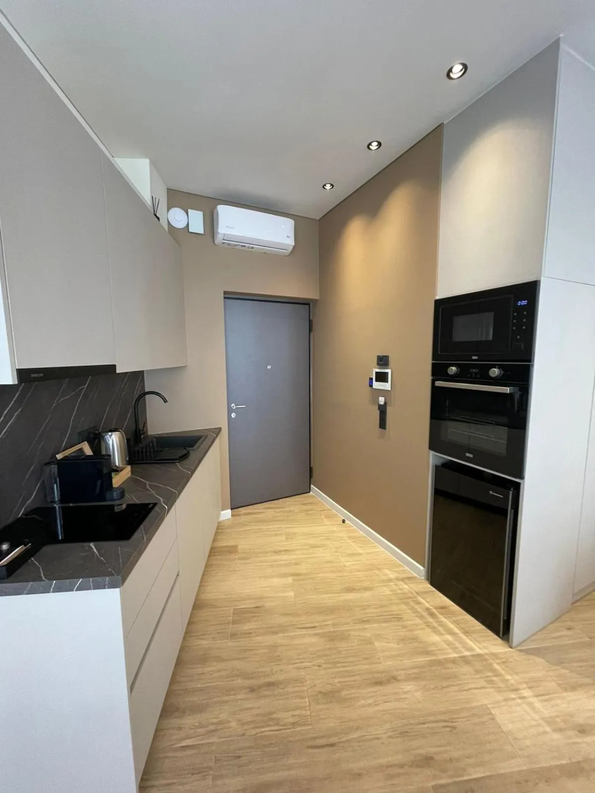 Kitchen or kitchenette in Paleo Suites