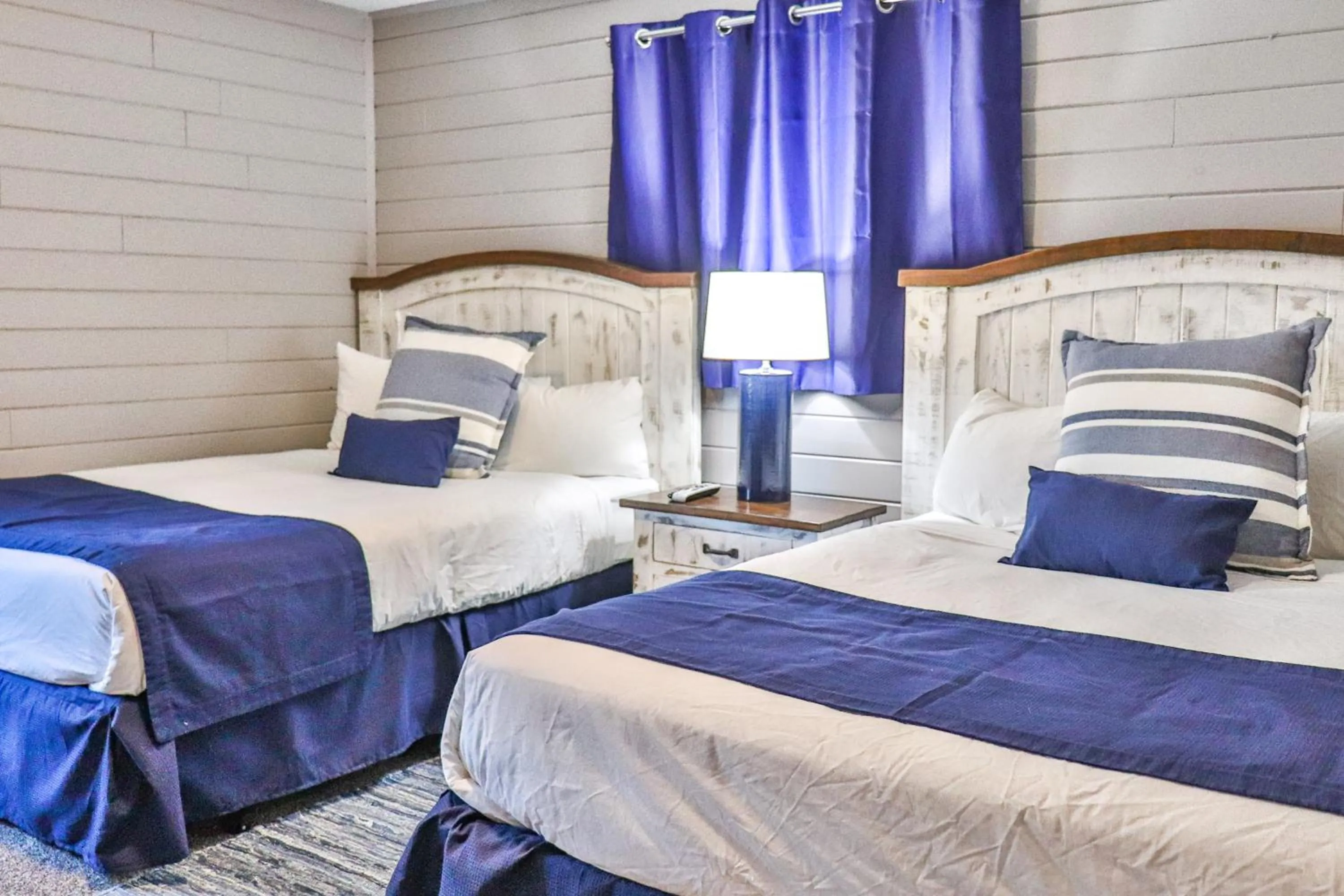 Bedroom, Bed in Lost Lake Lodge