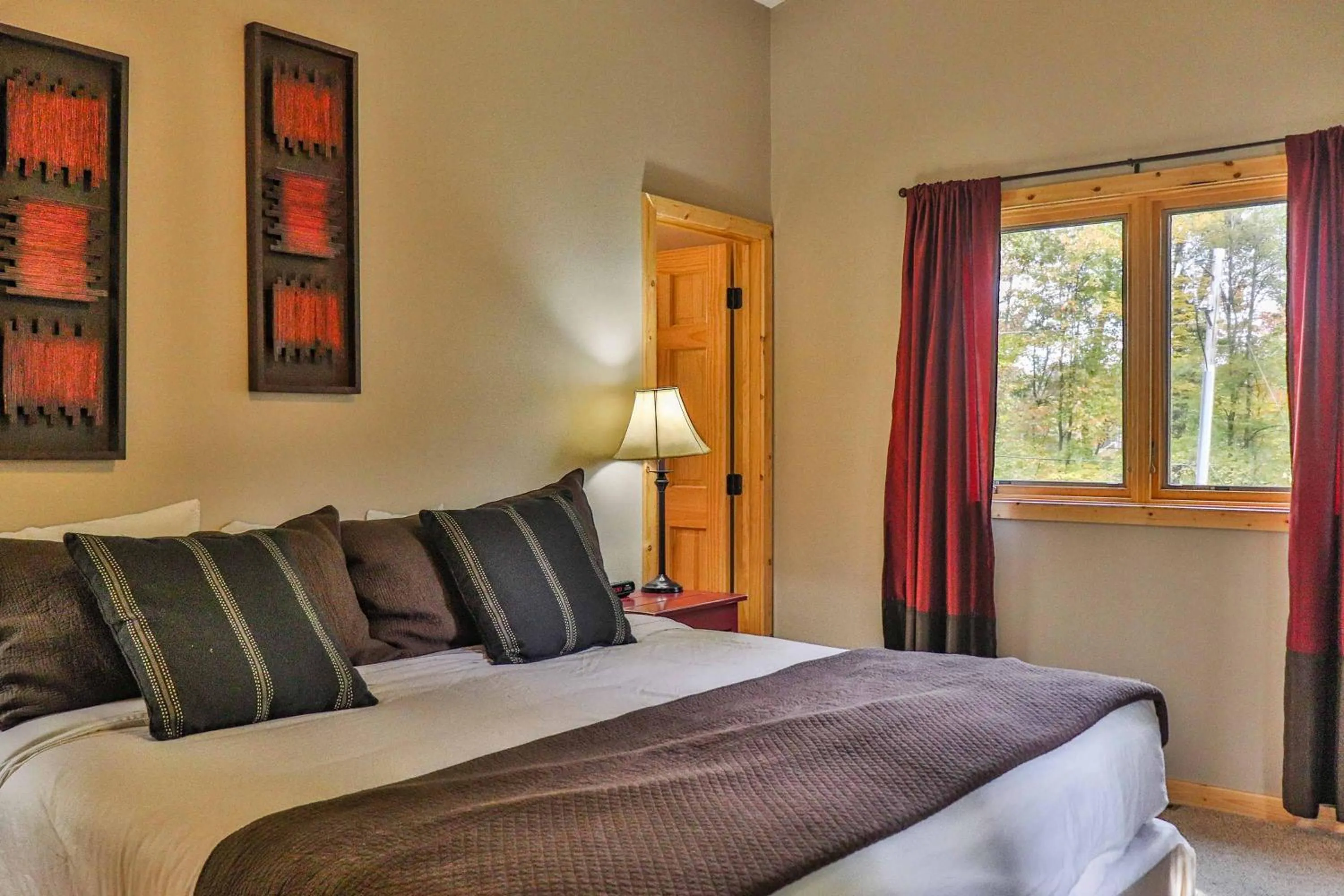 Bedroom, Bed in Lost Lake Lodge