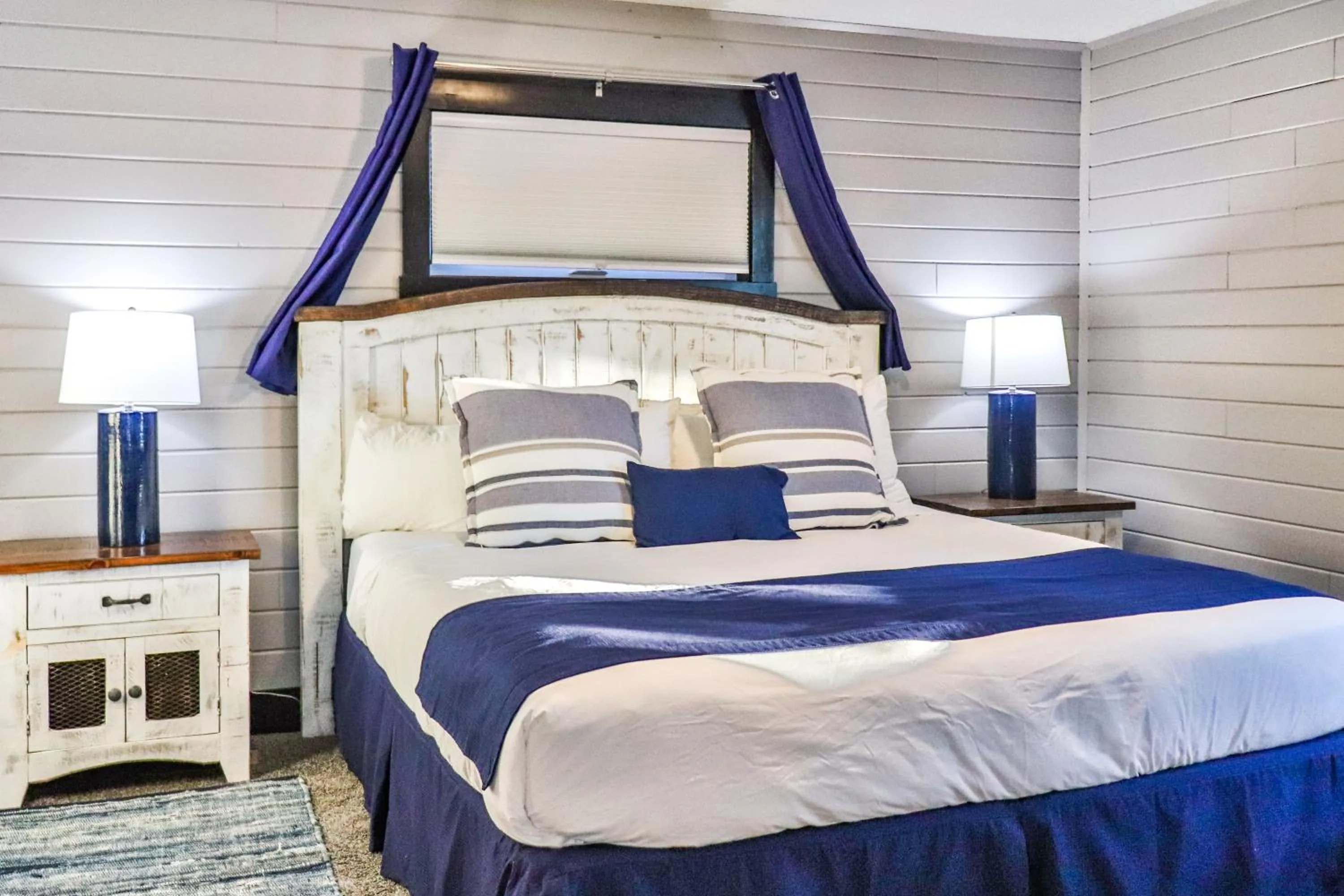 Bedroom, Bed in Lost Lake Lodge