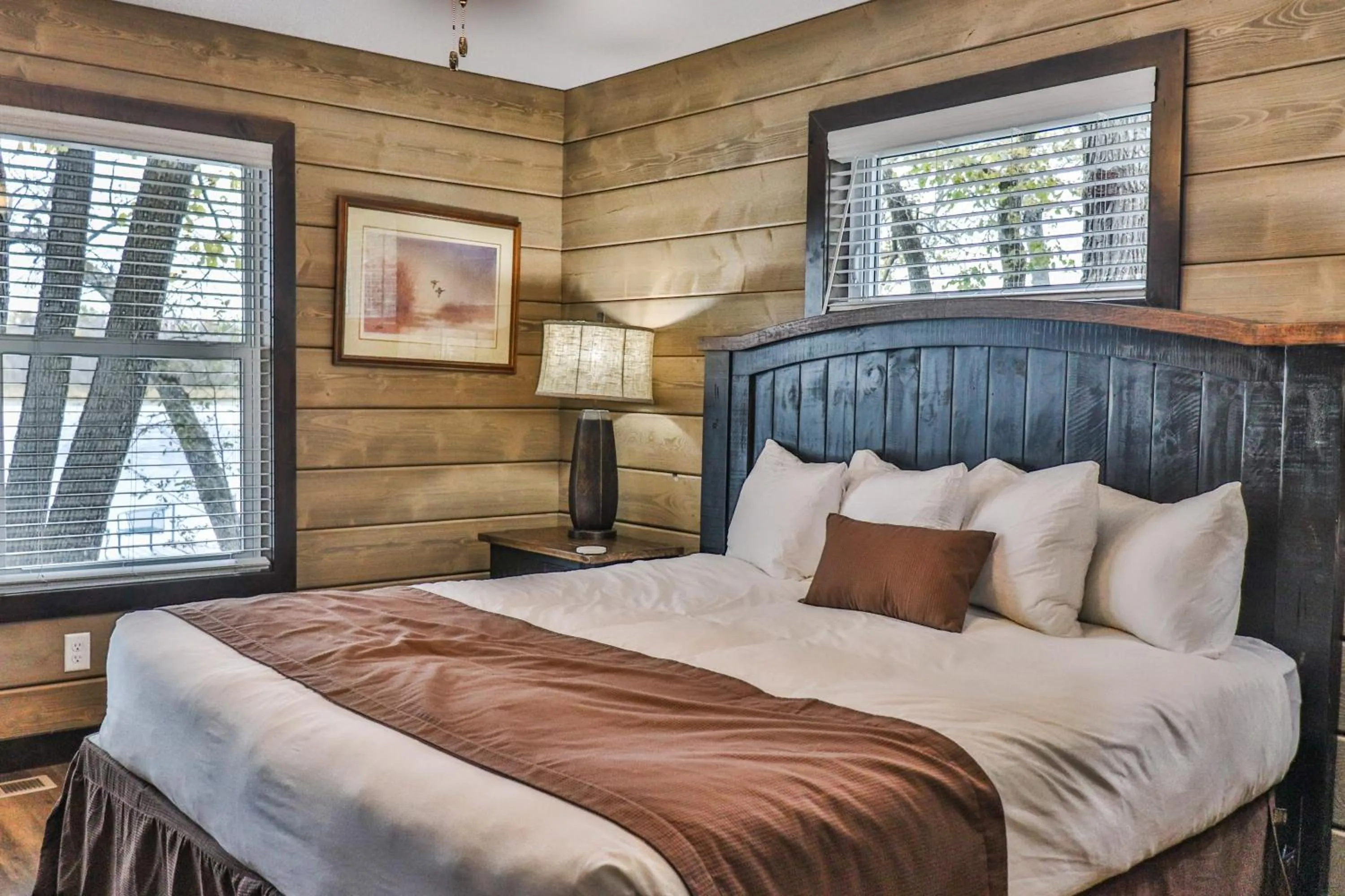 Bedroom, Bed in Lost Lake Lodge