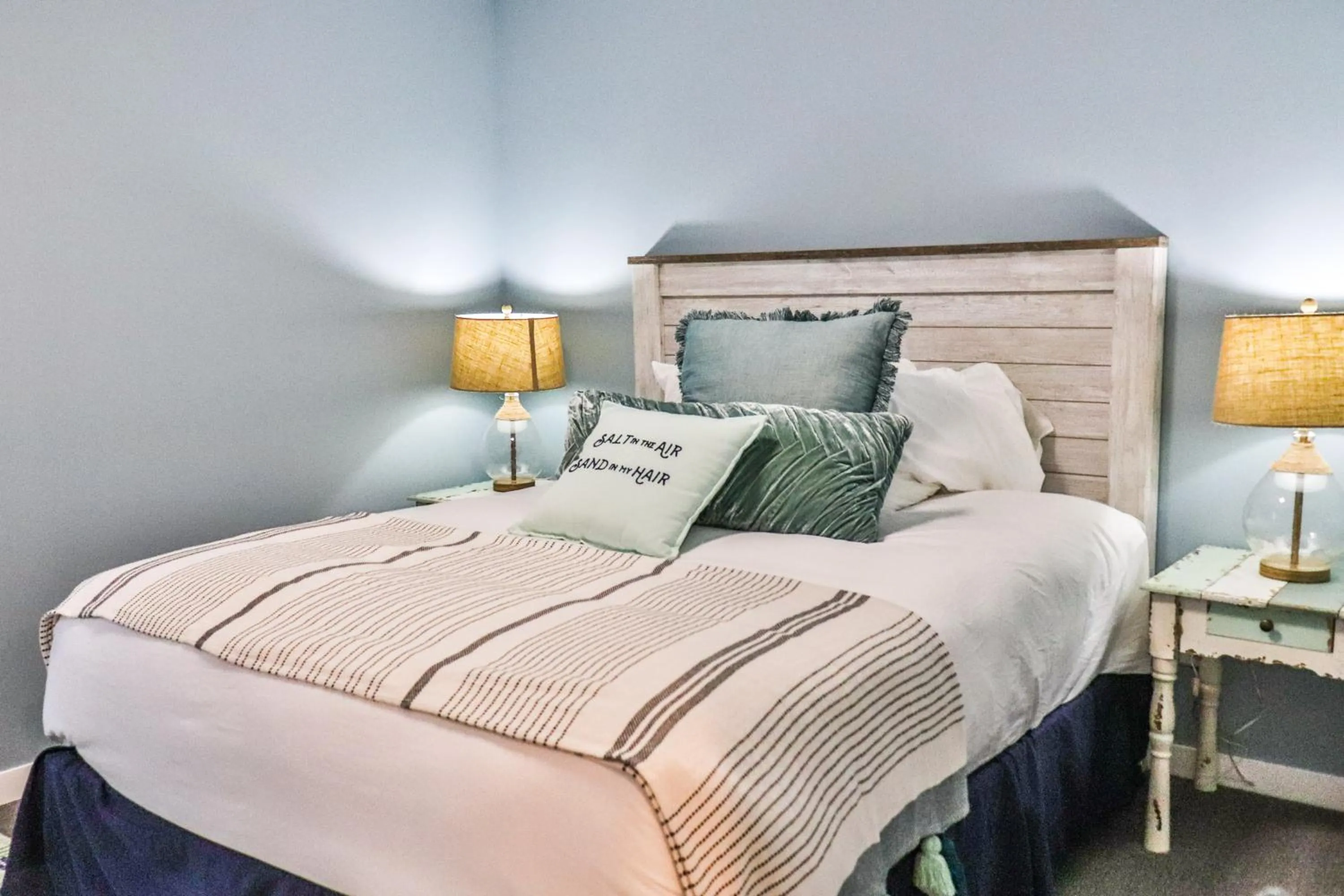 Bedroom, Bed in Lost Lake Lodge