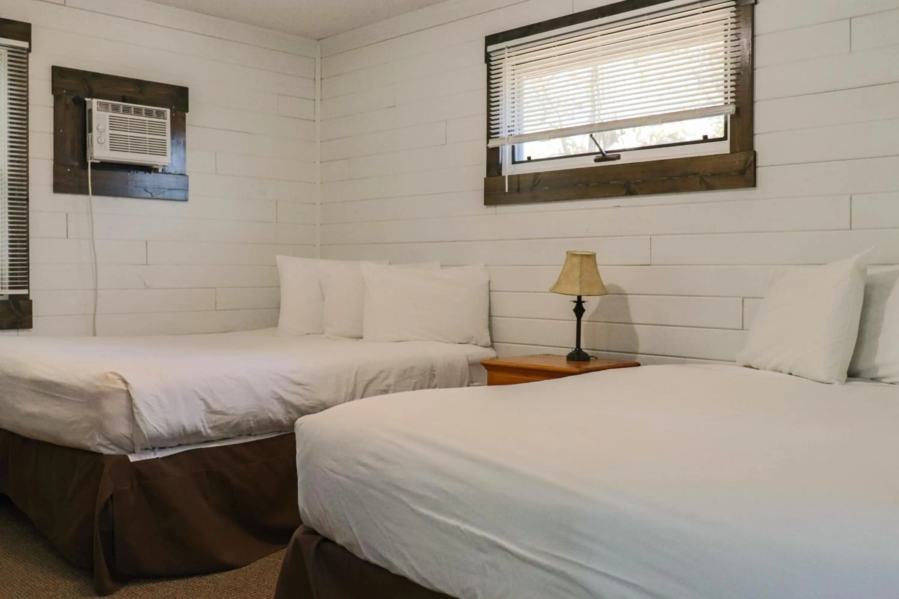 Bedroom, Bed in Lost Lake Lodge