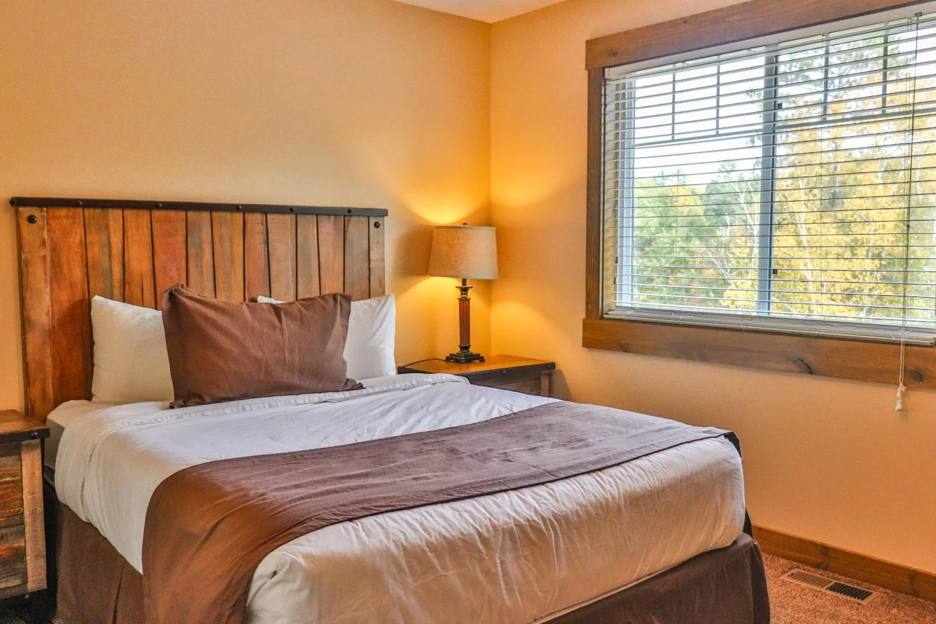 Bedroom, Bed in Lost Lake Lodge