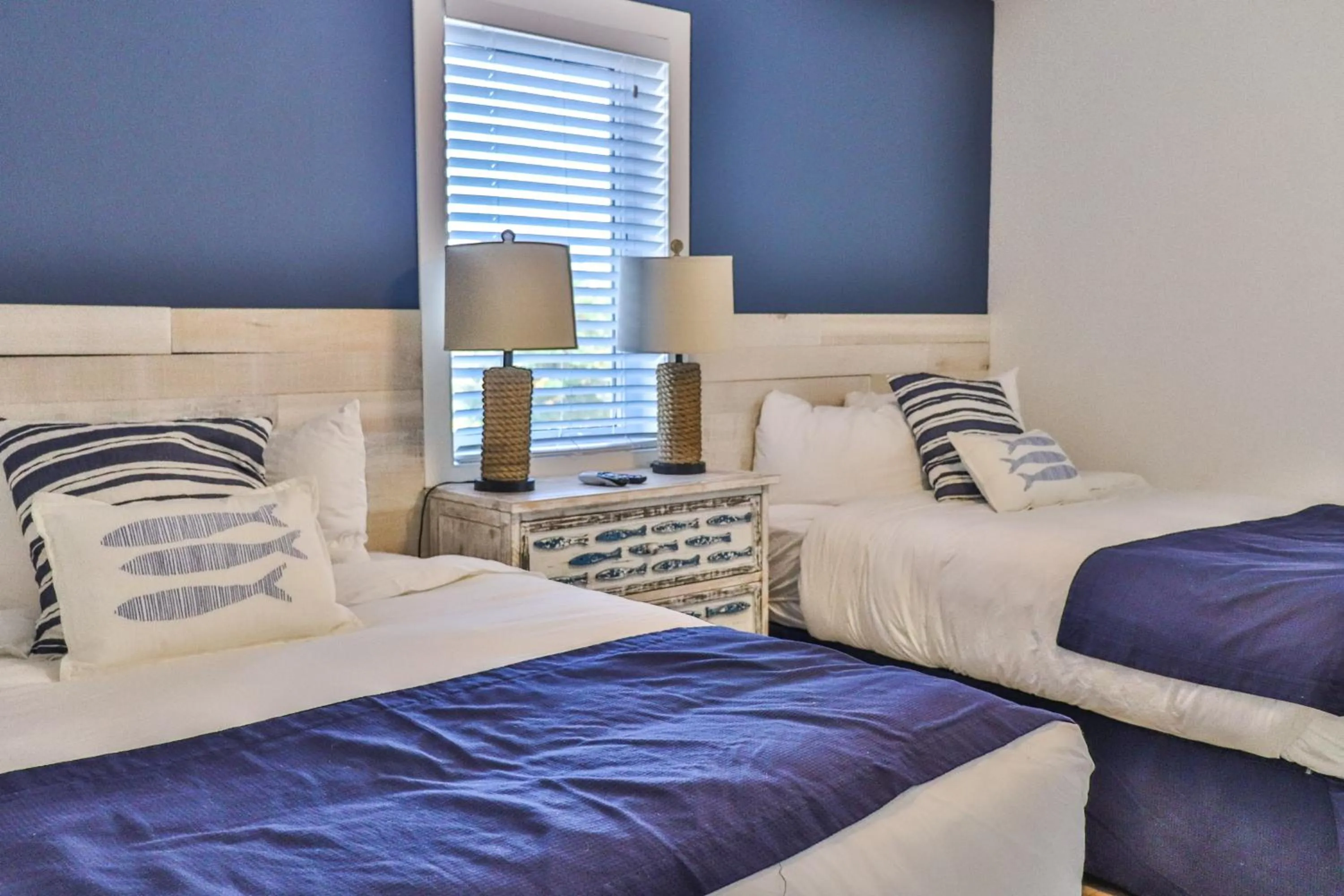 Bedroom, Bed in Lost Lake Lodge