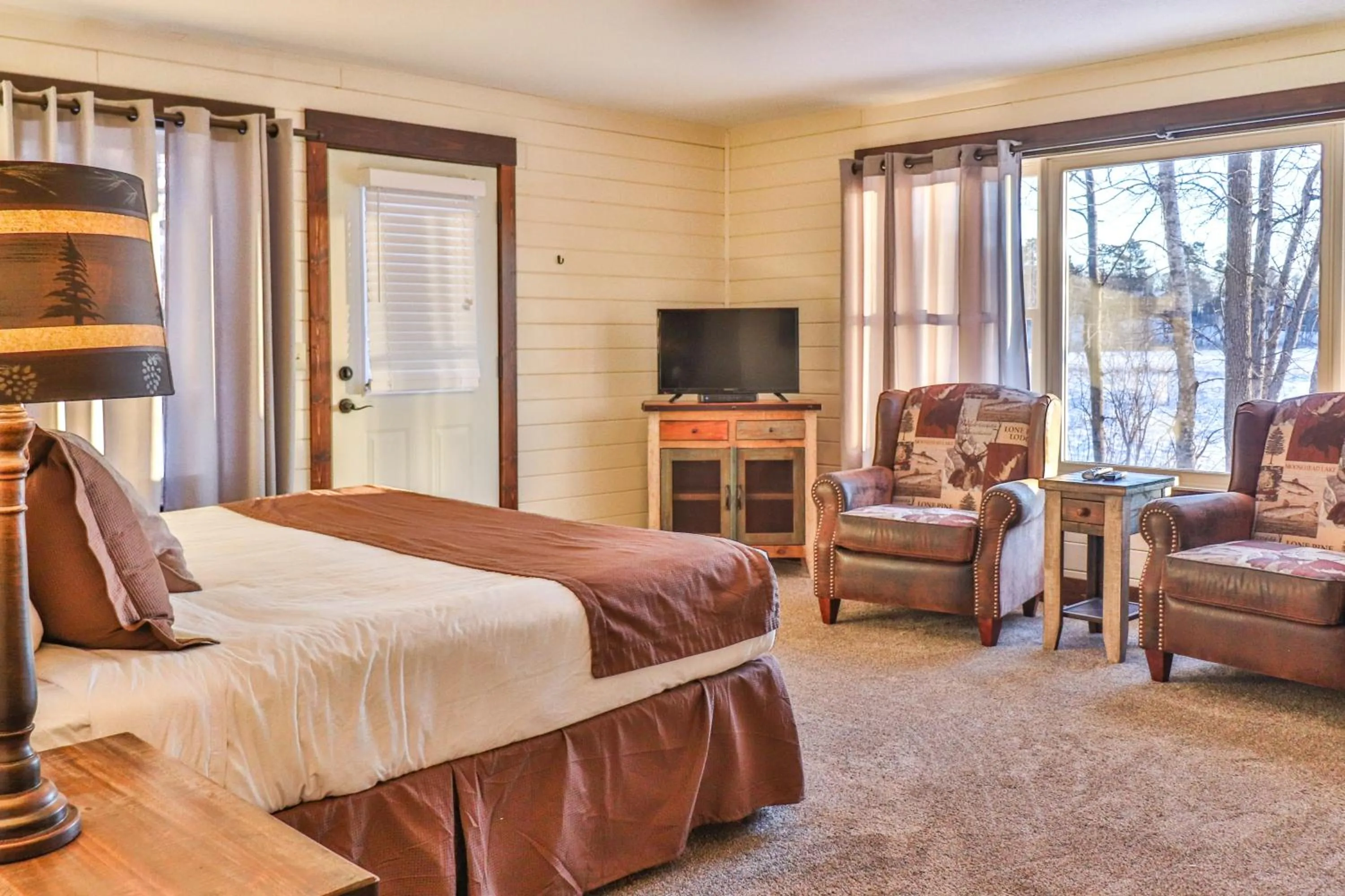 Bedroom, Bed in Lost Lake Lodge