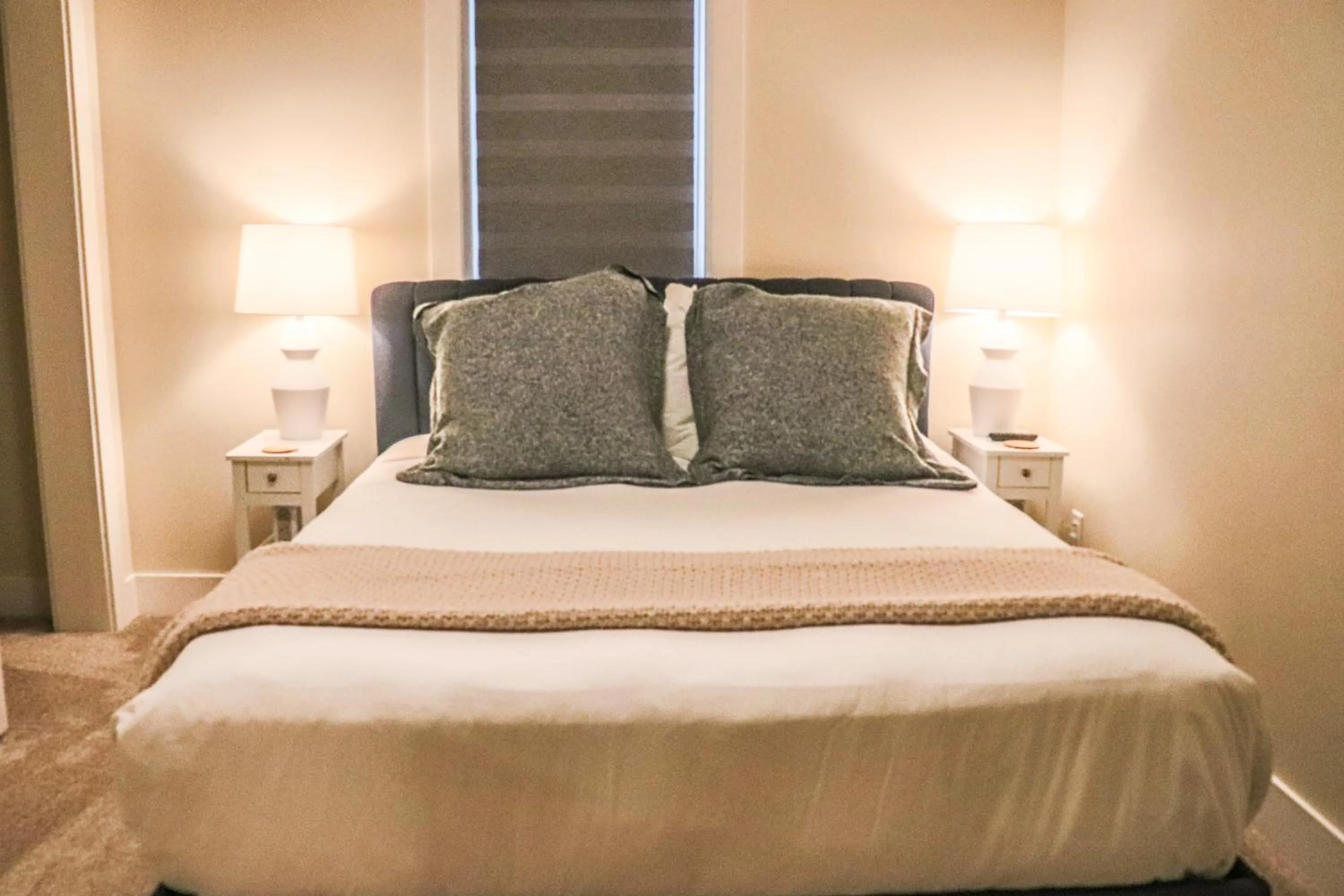 Bedroom, Bed in Lost Lake Lodge