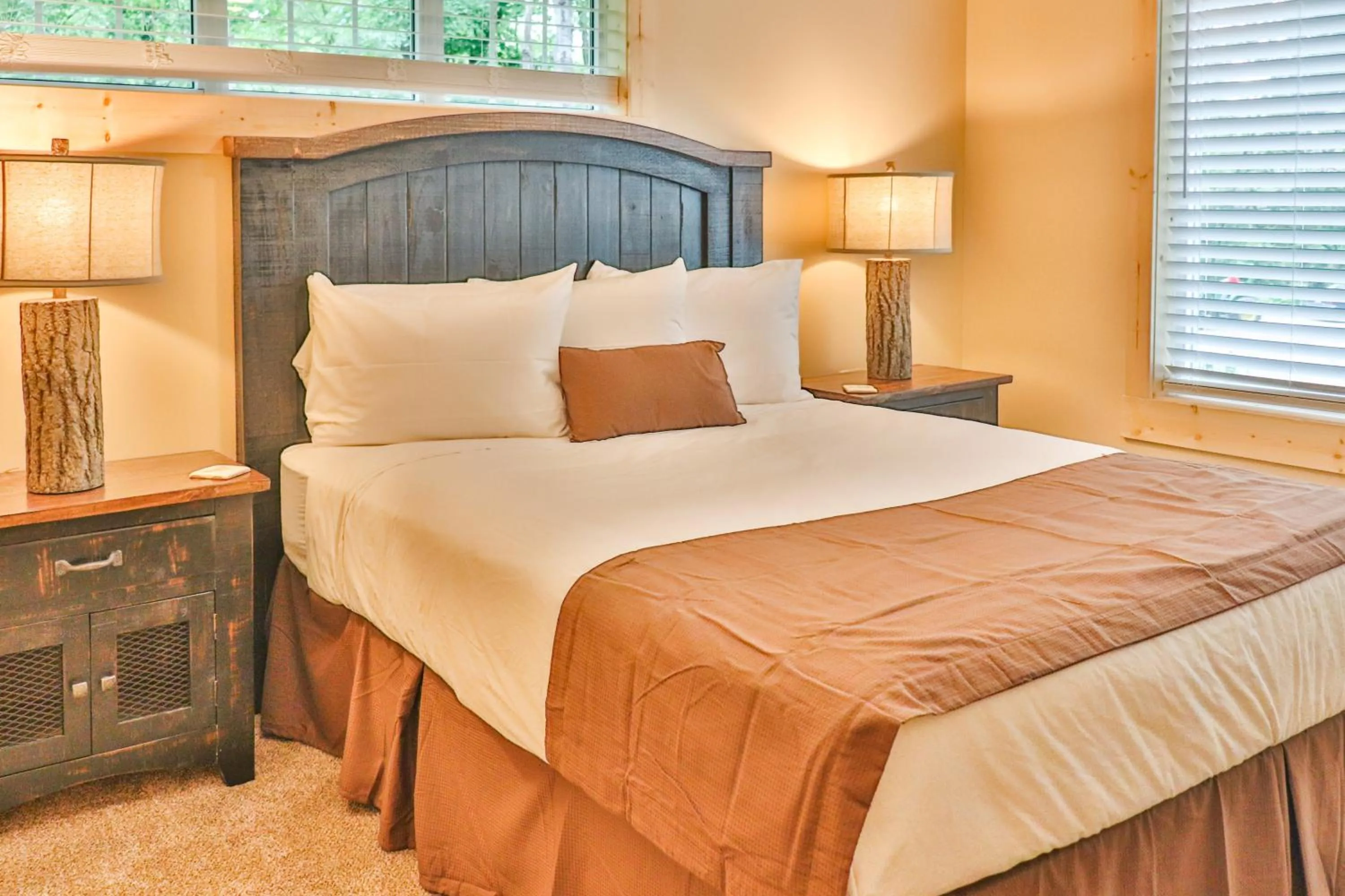Bedroom, Bed in Lost Lake Lodge