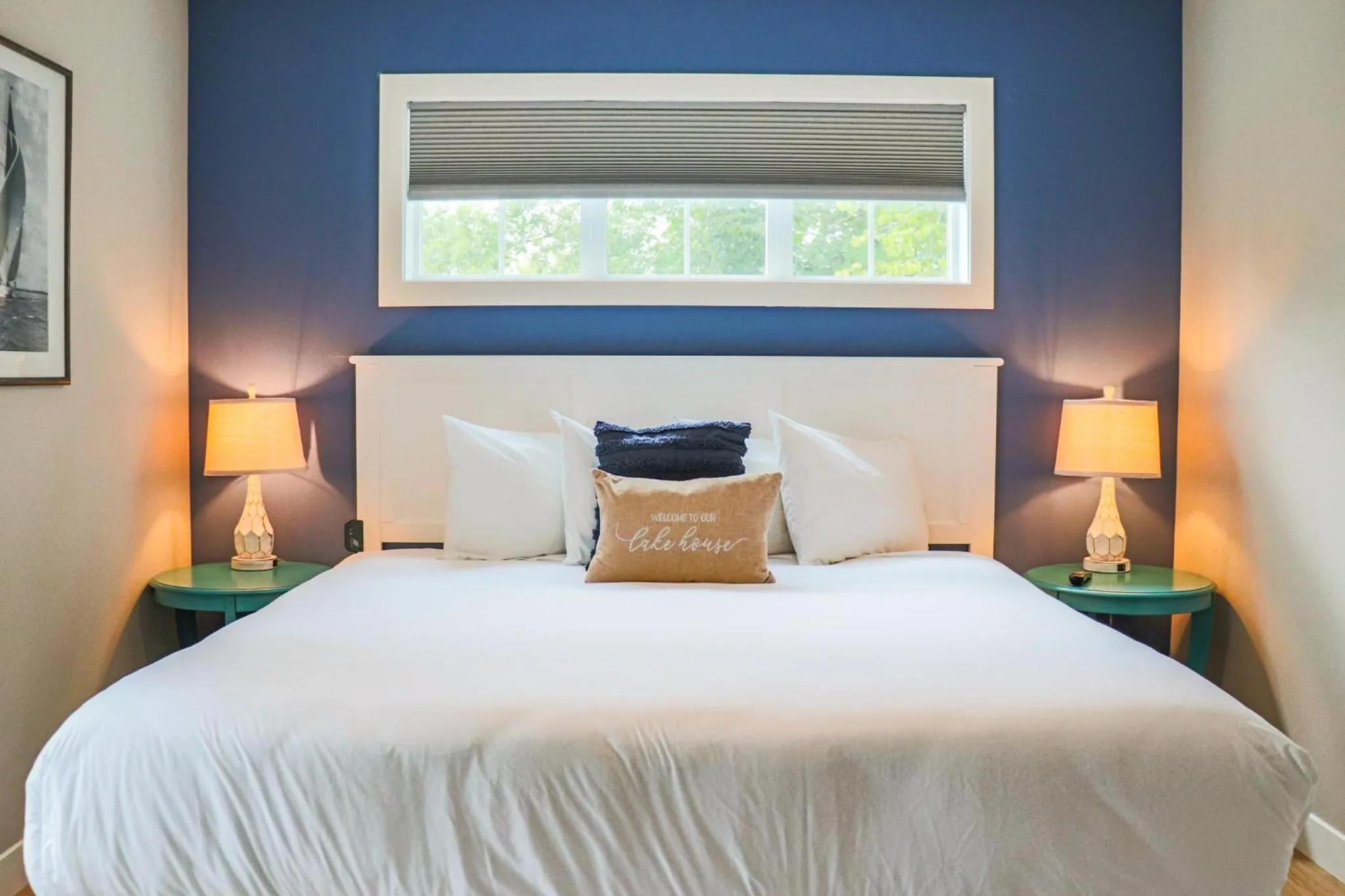 Bedroom, Bed in Lost Lake Lodge