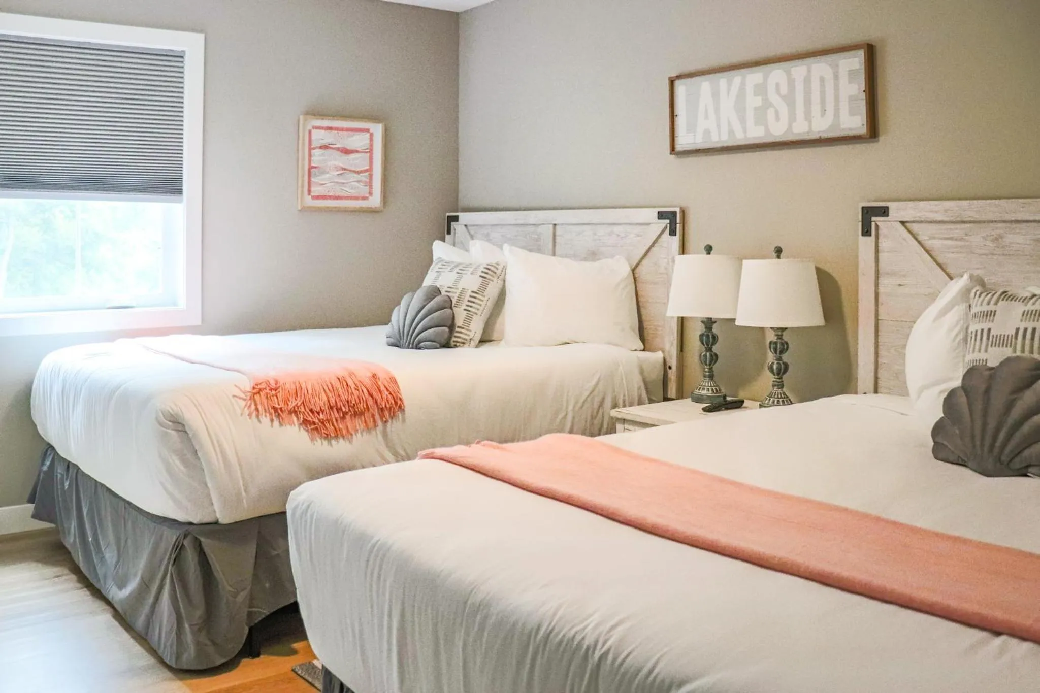 Bedroom, Bed in Lost Lake Lodge