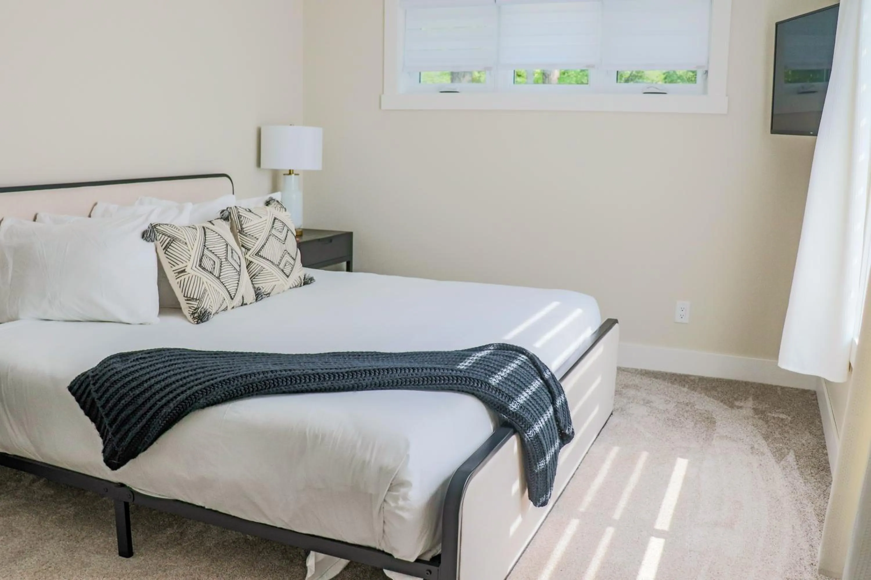 Bedroom, Bed in Lost Lake Lodge