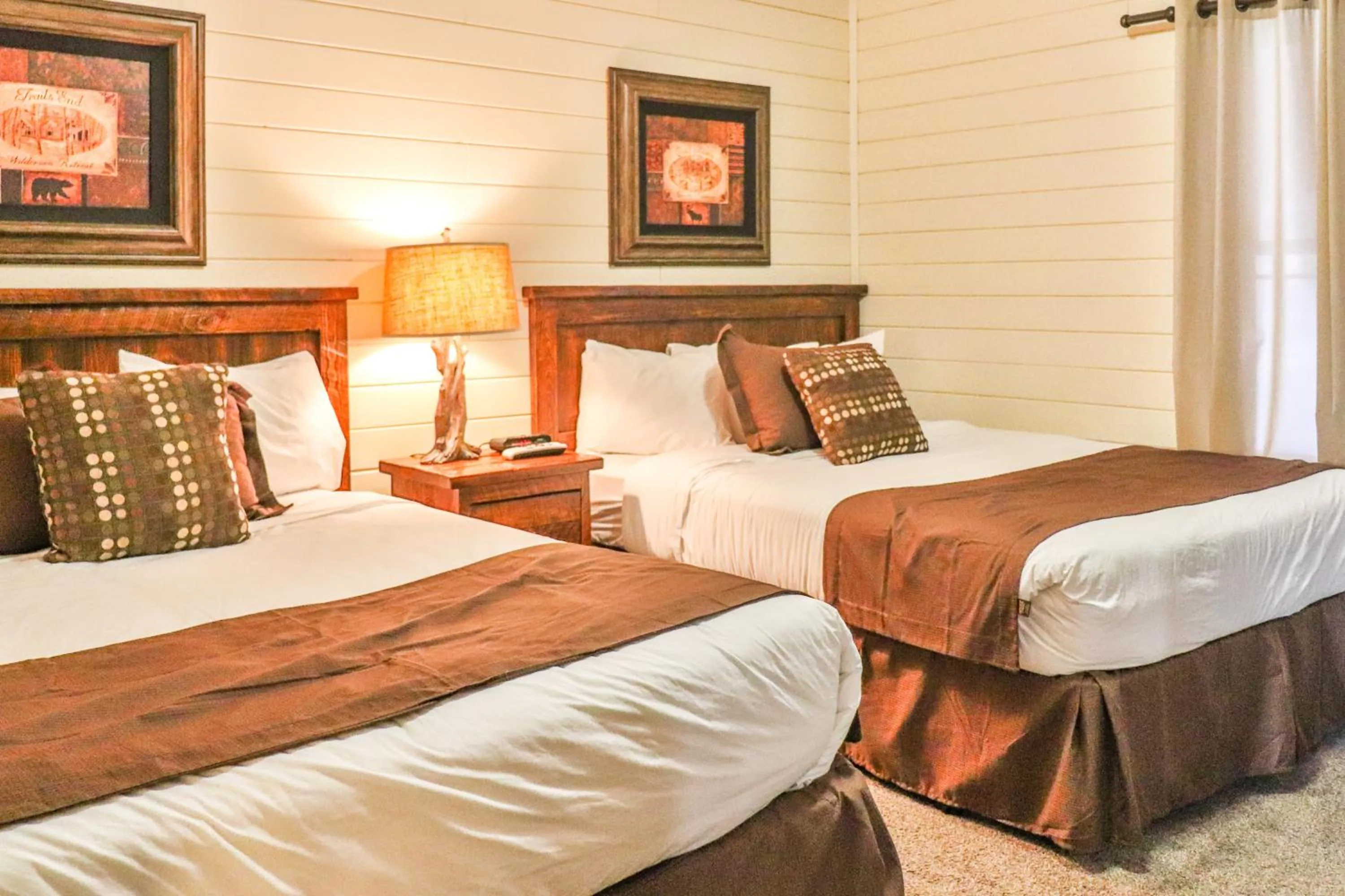 Bedroom, Bed in Lost Lake Lodge