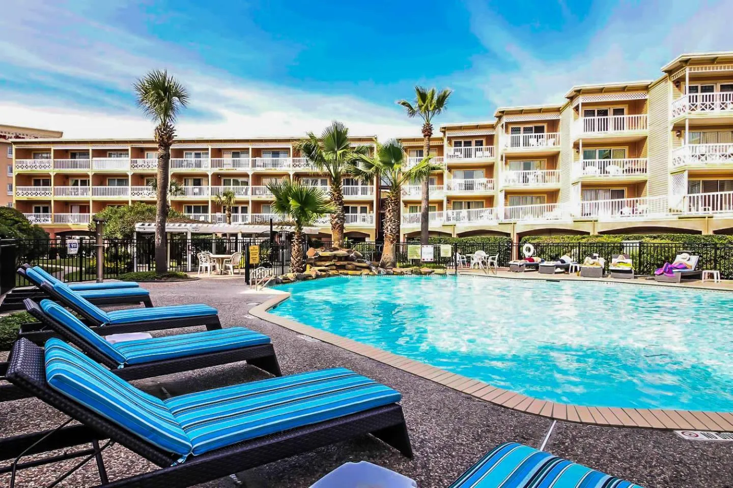 Property building in Crimson Beach Escape Ocean View-HotTub -Pool-LongStay - 1 Queen Bedroom plus Alcove bunk Beds and a Sofa