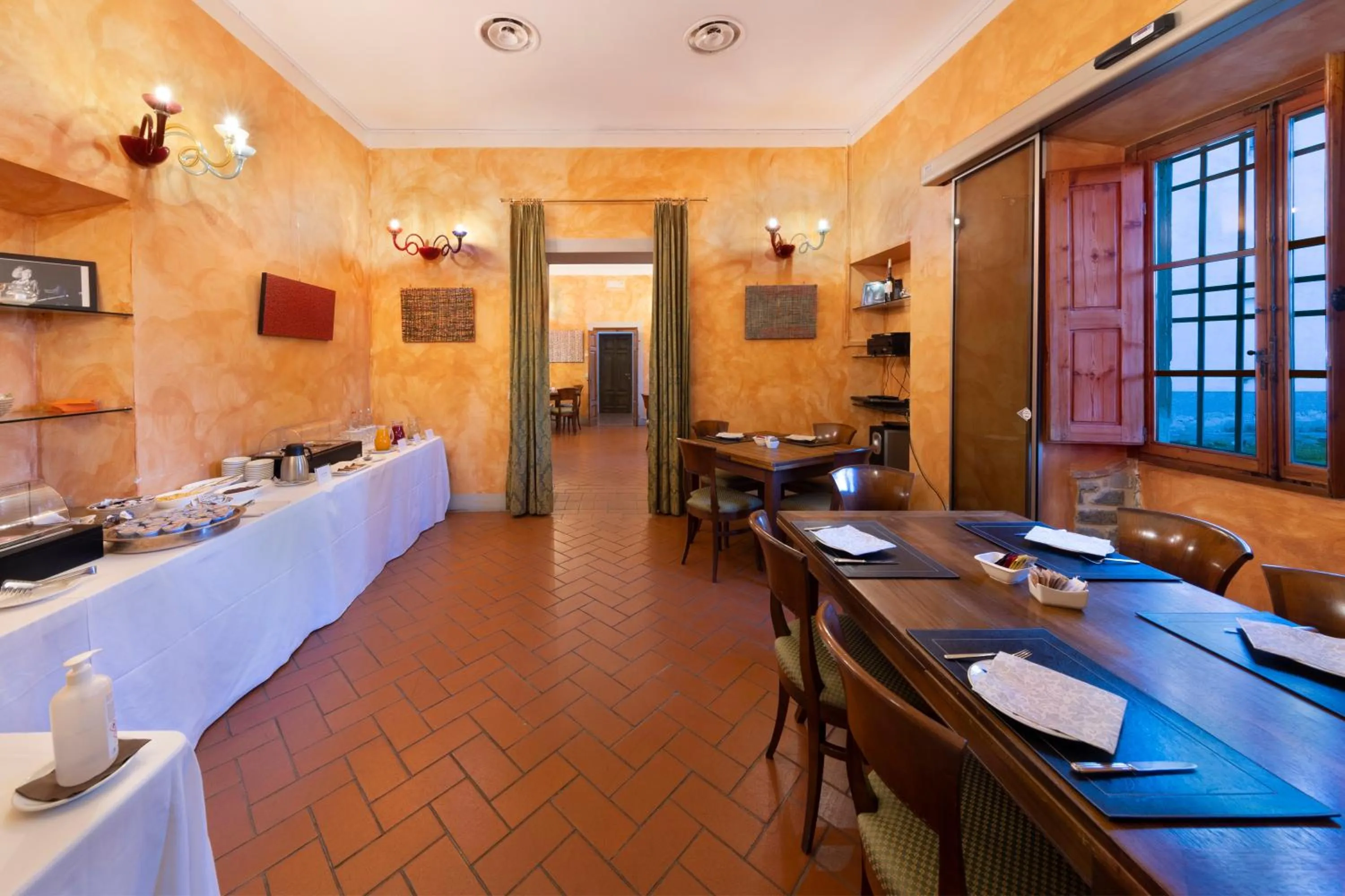 Restaurant/places to eat in Villa Castiglione