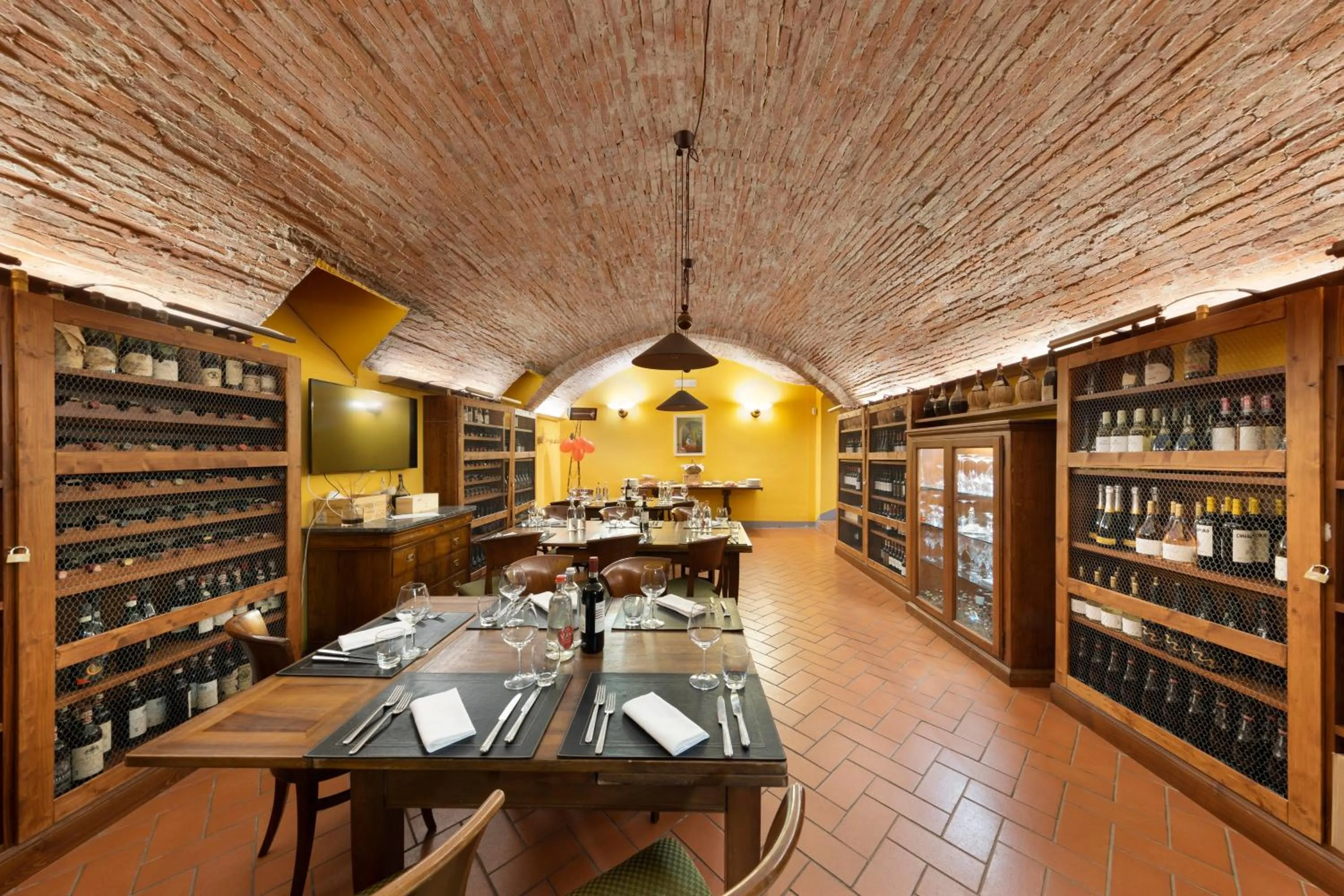 Restaurant/places to eat in Villa Castiglione