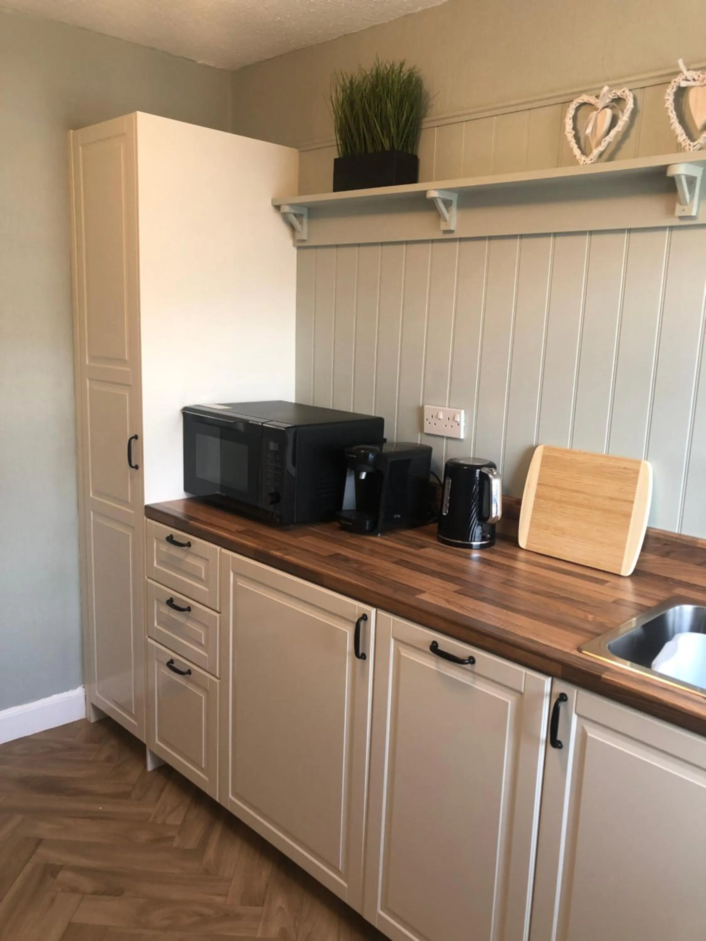 Kitchen or kitchenette in Cranwell Court Apartments