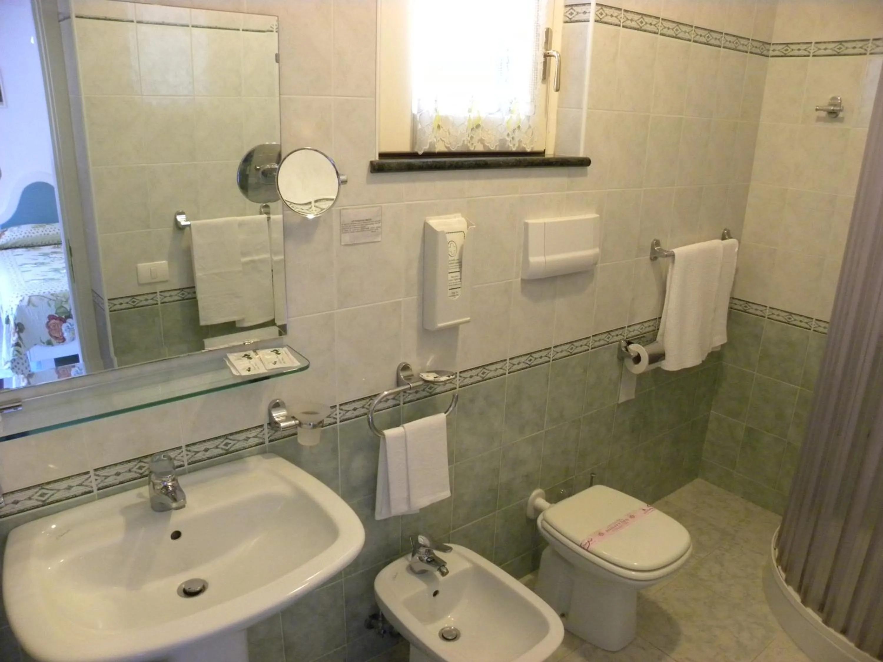 Shower in Hotel Ristorante Borgo La Tana