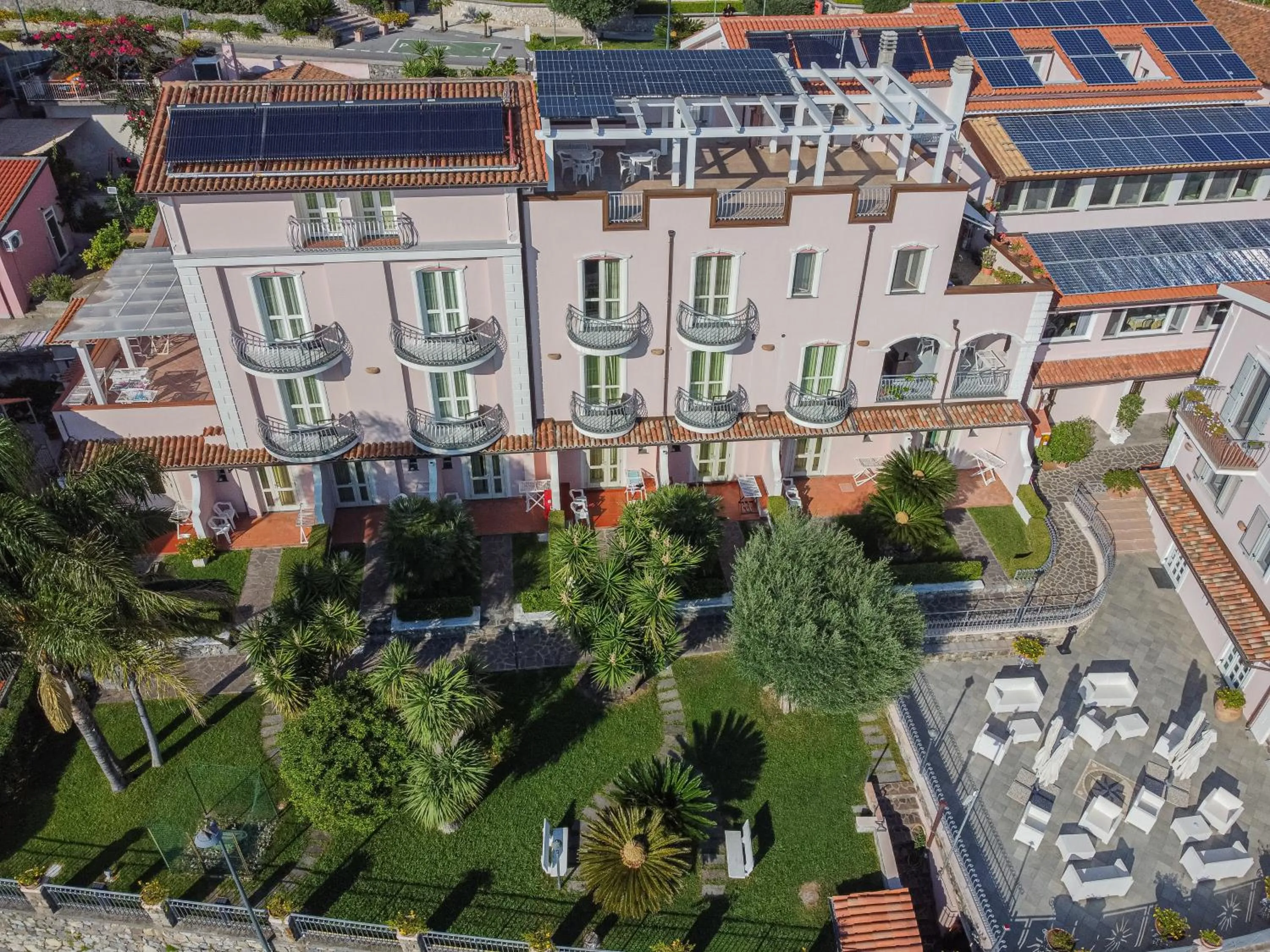 Property building in Hotel Ristorante Borgo La Tana