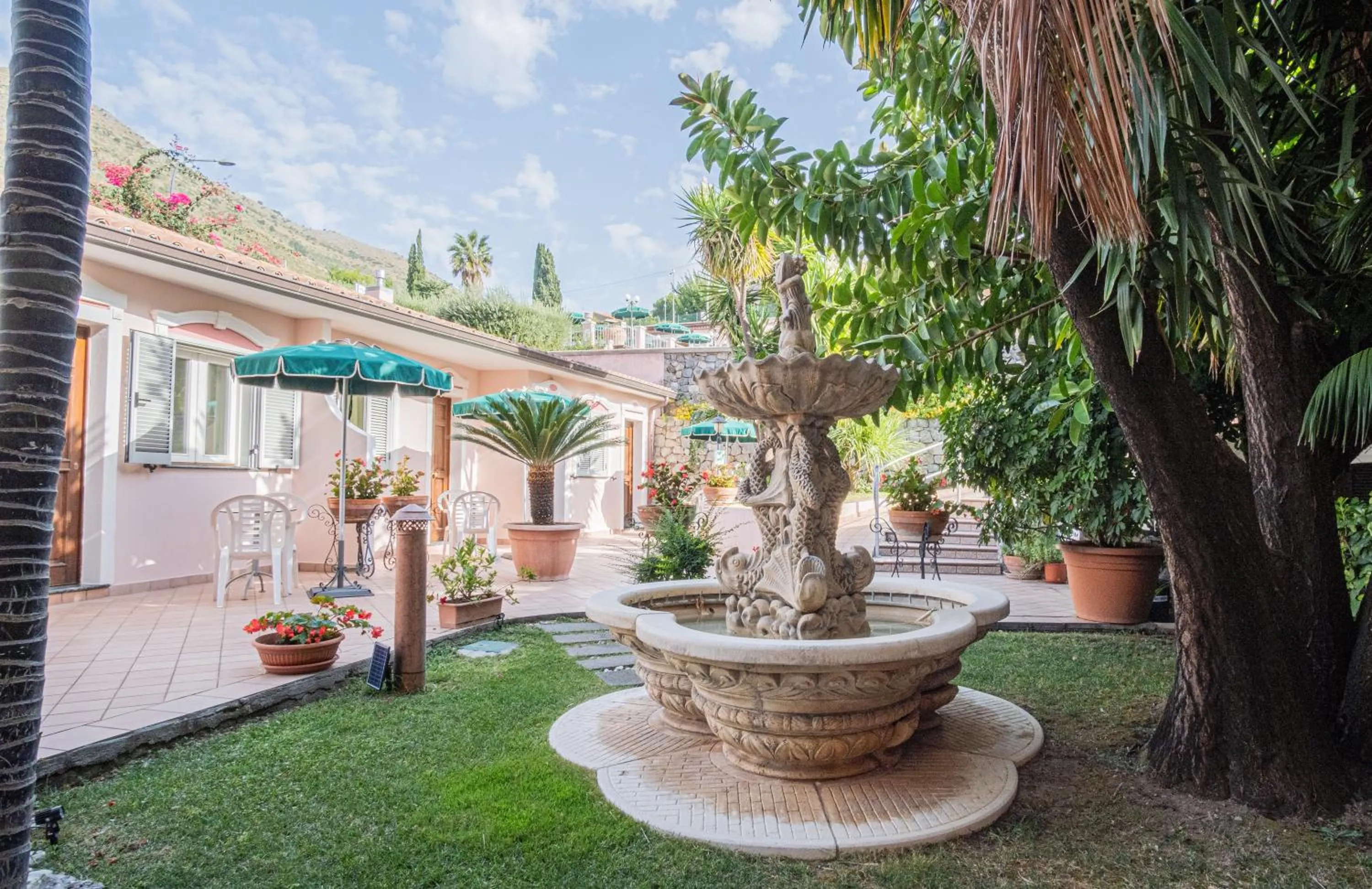 Patio in Hotel Ristorante Borgo La Tana