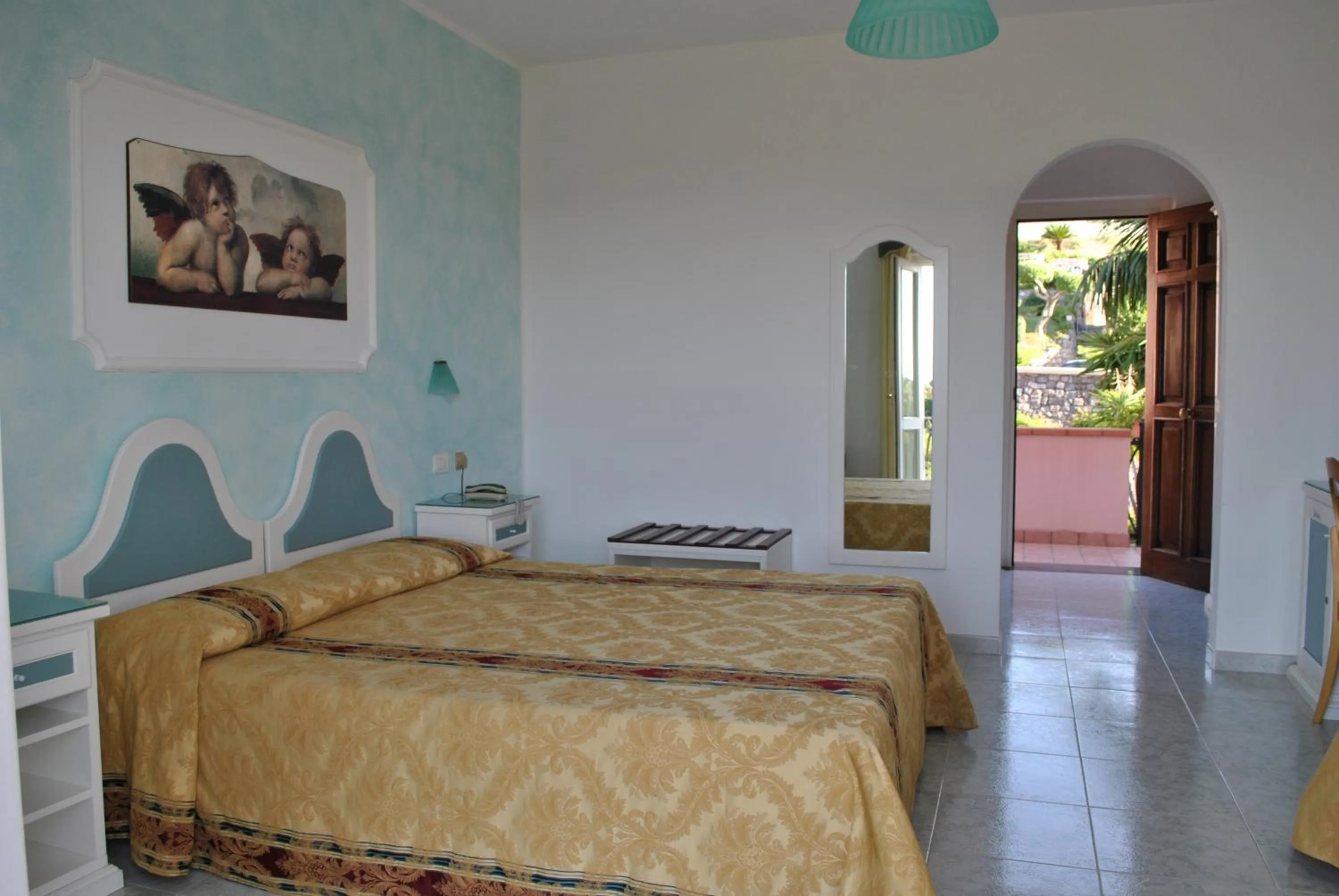 Bed in Hotel Ristorante Borgo La Tana