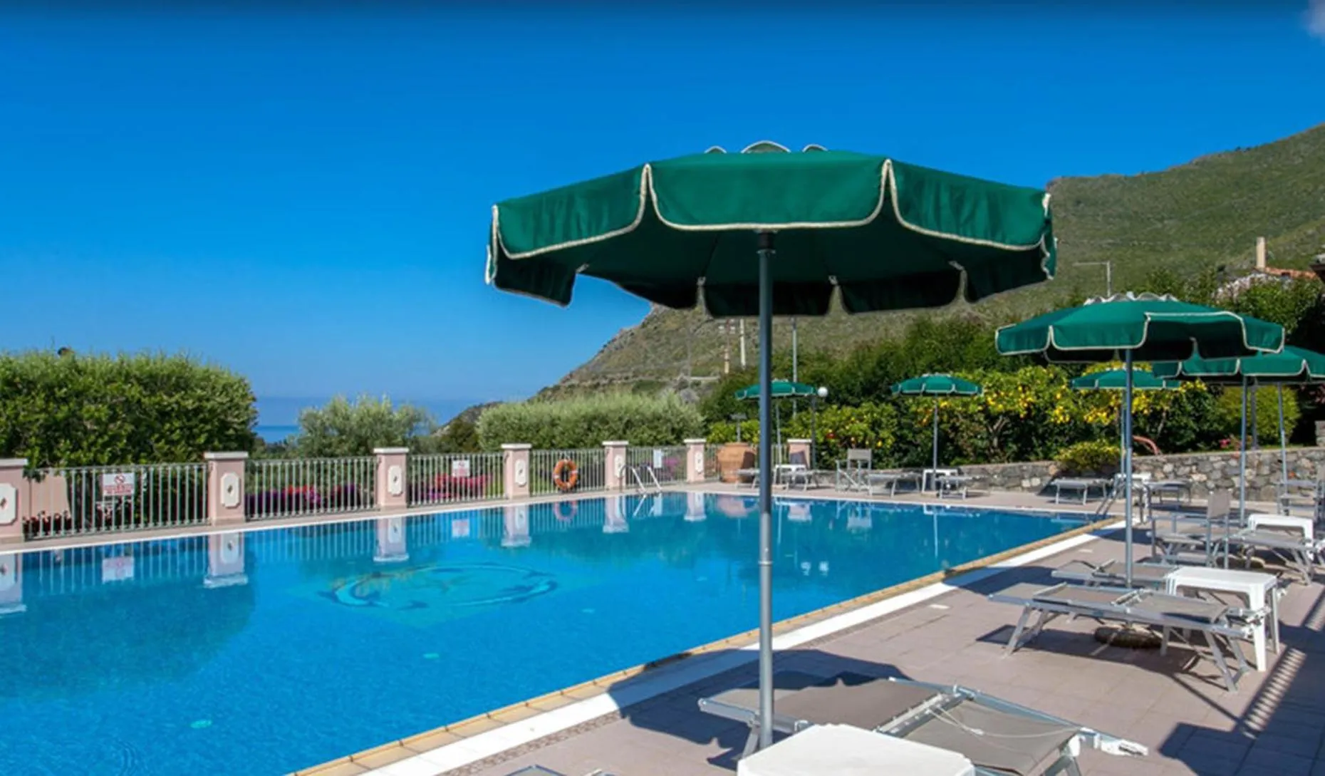 Swimming pool in Hotel Ristorante Borgo La Tana