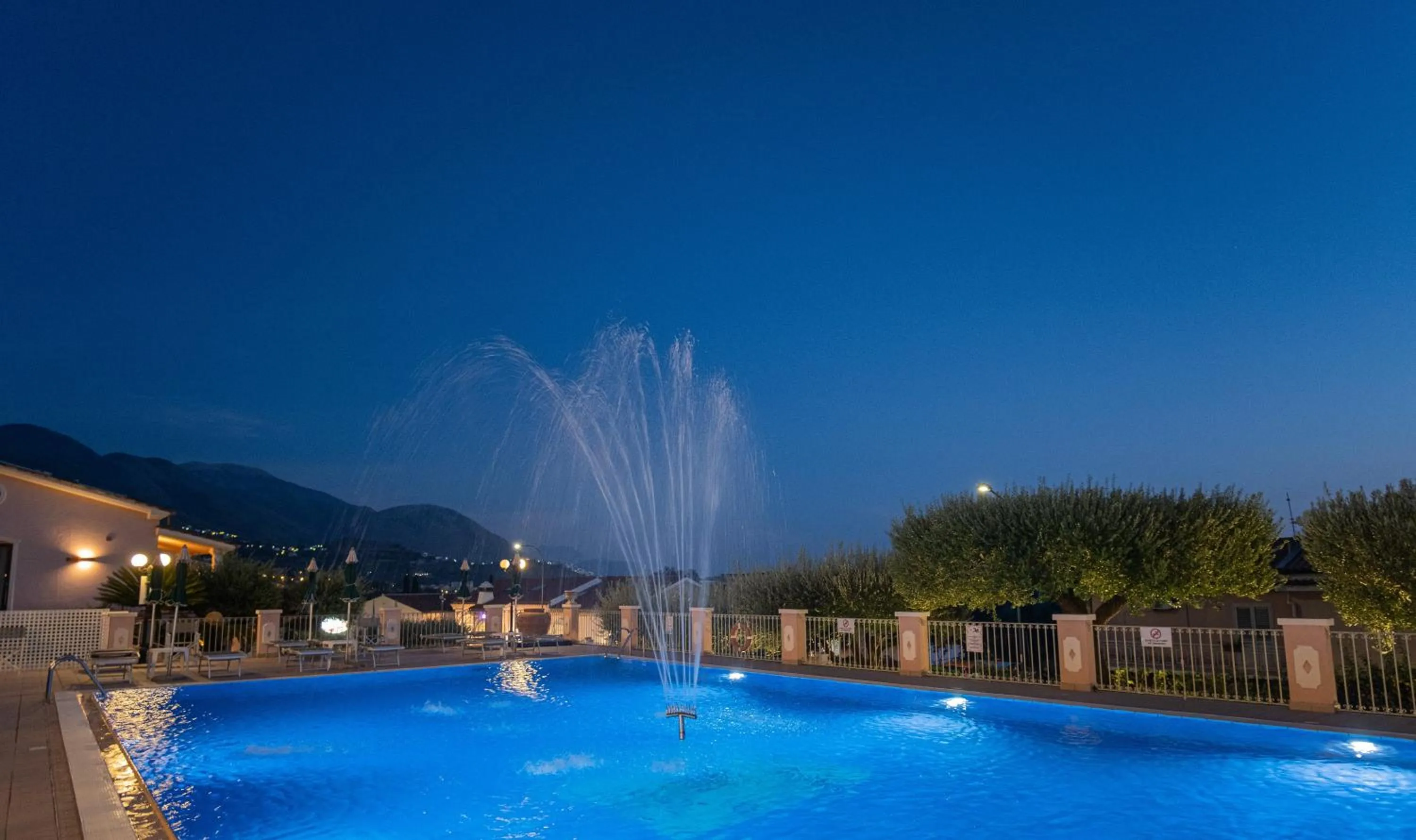 Swimming pool in Hotel Ristorante Borgo La Tana