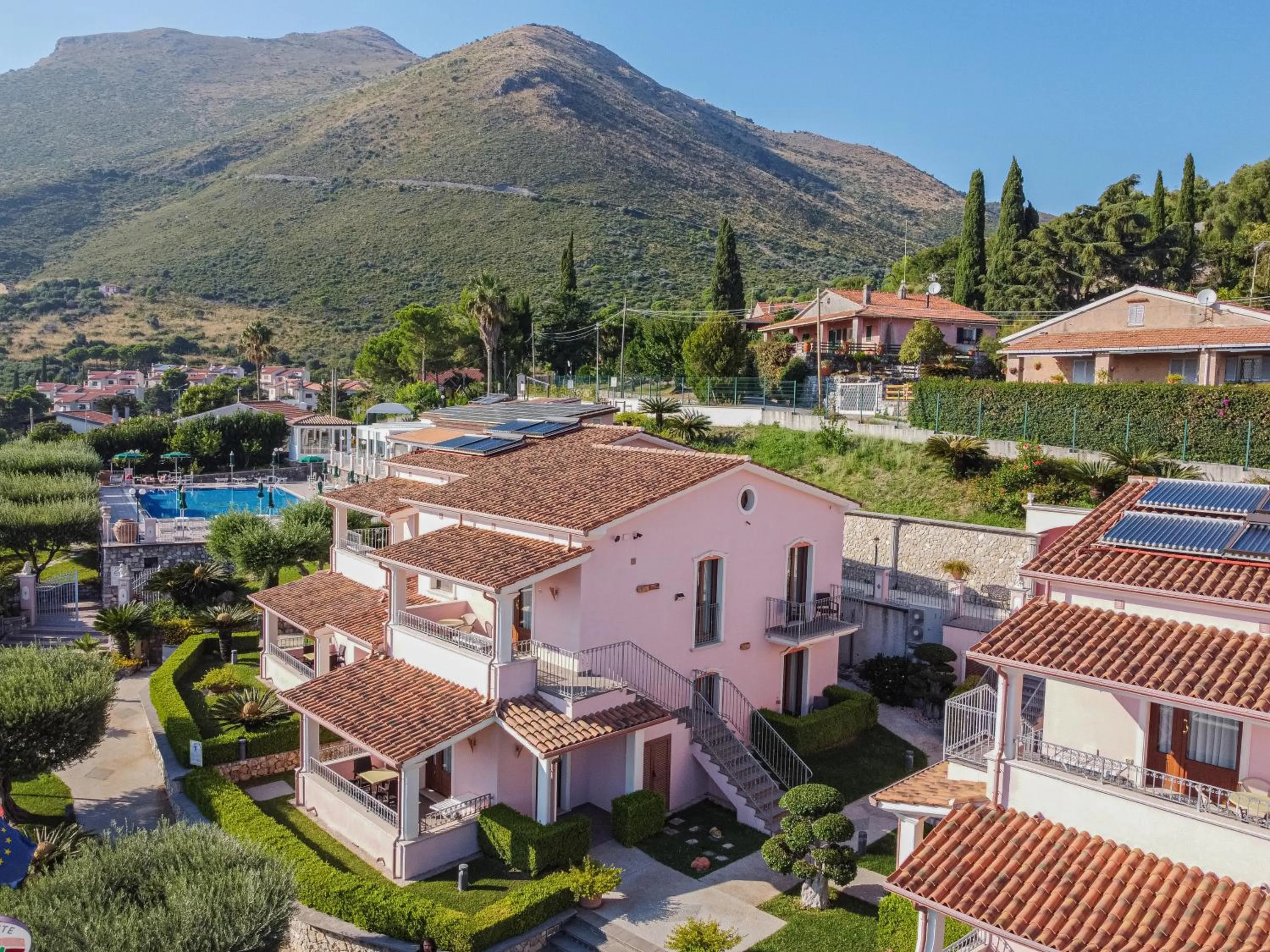 Property building in Hotel Ristorante Borgo La Tana