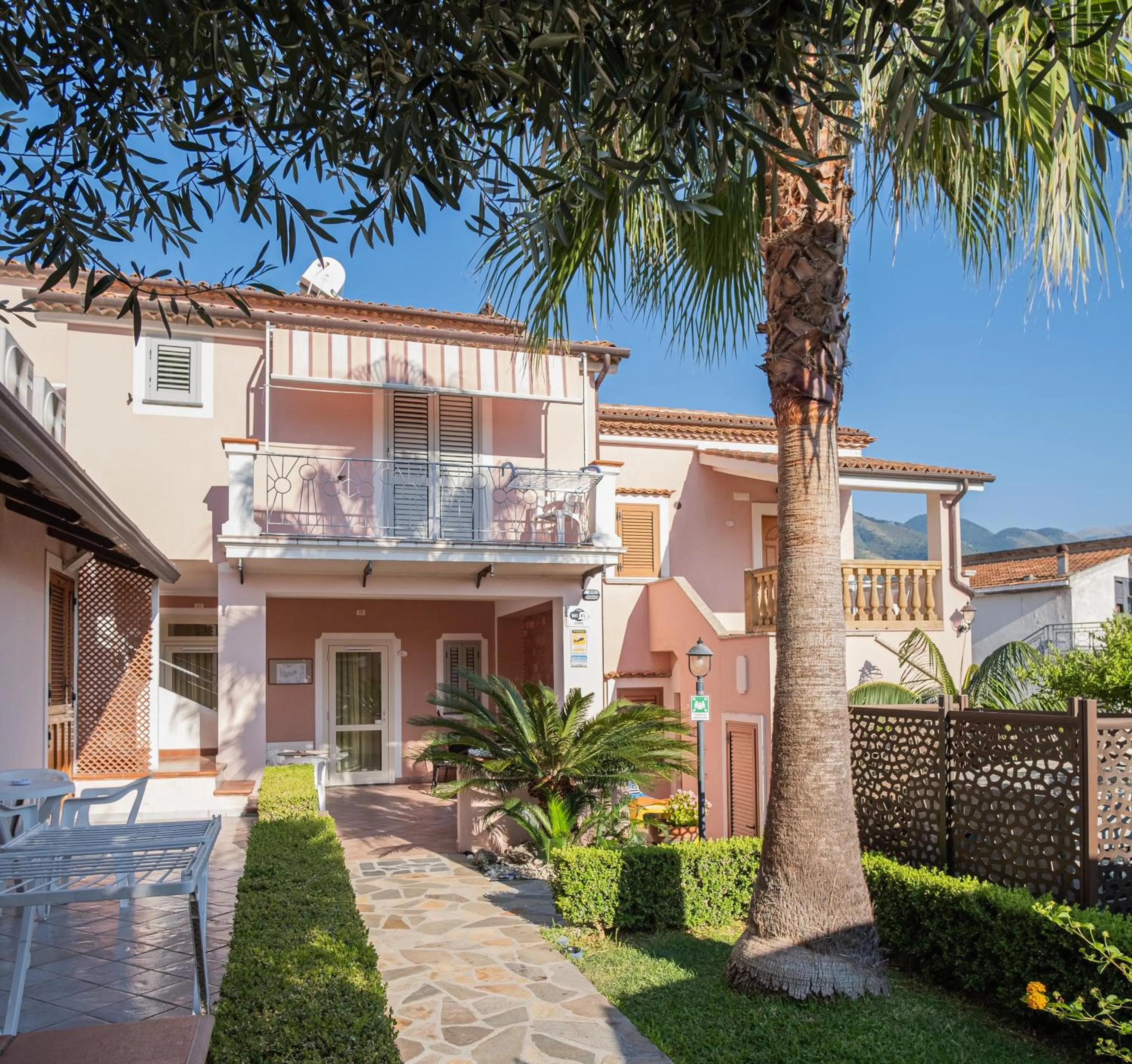 Garden in Hotel Ristorante Borgo La Tana