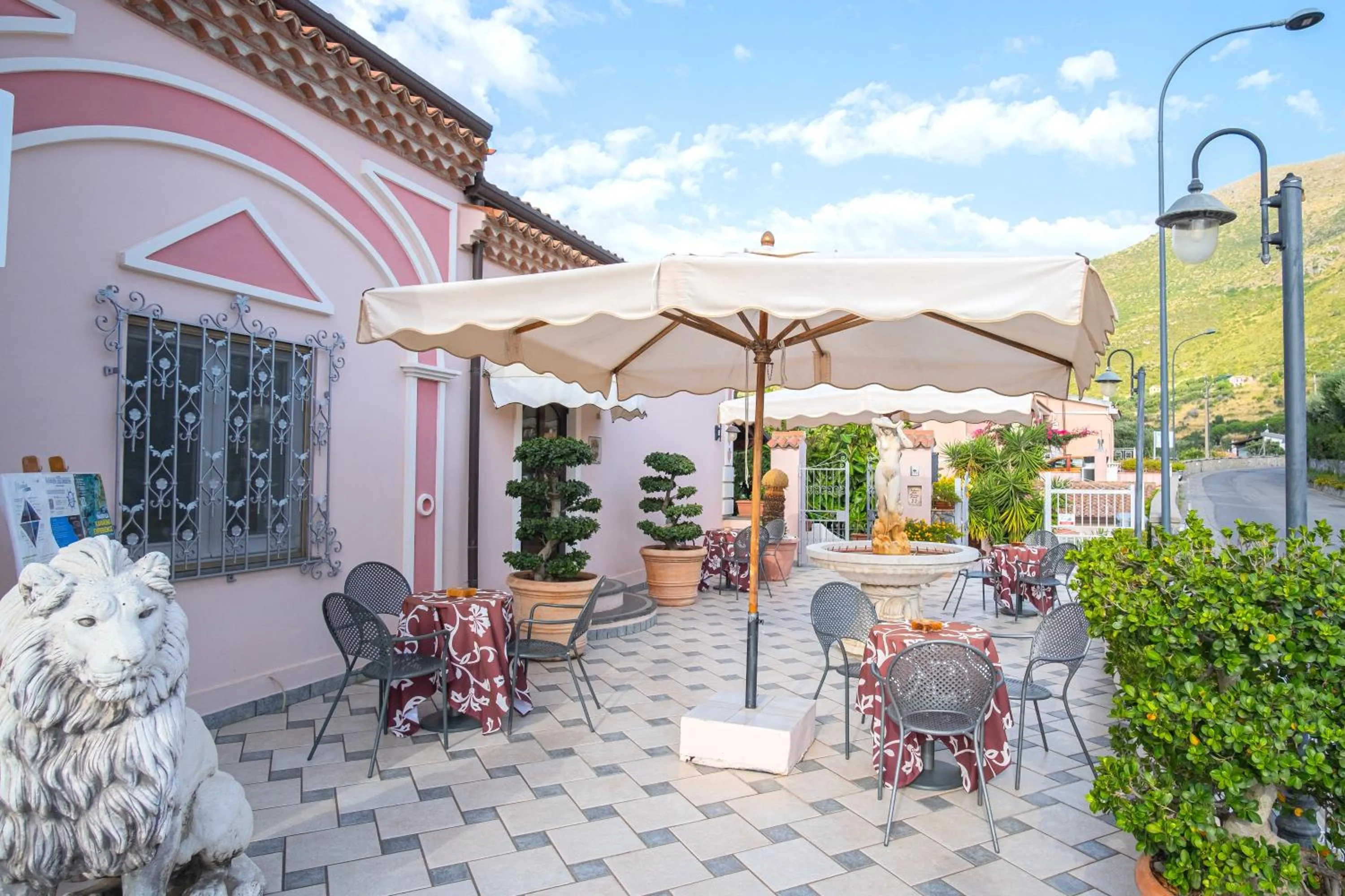 Property building in Hotel Ristorante Borgo La Tana