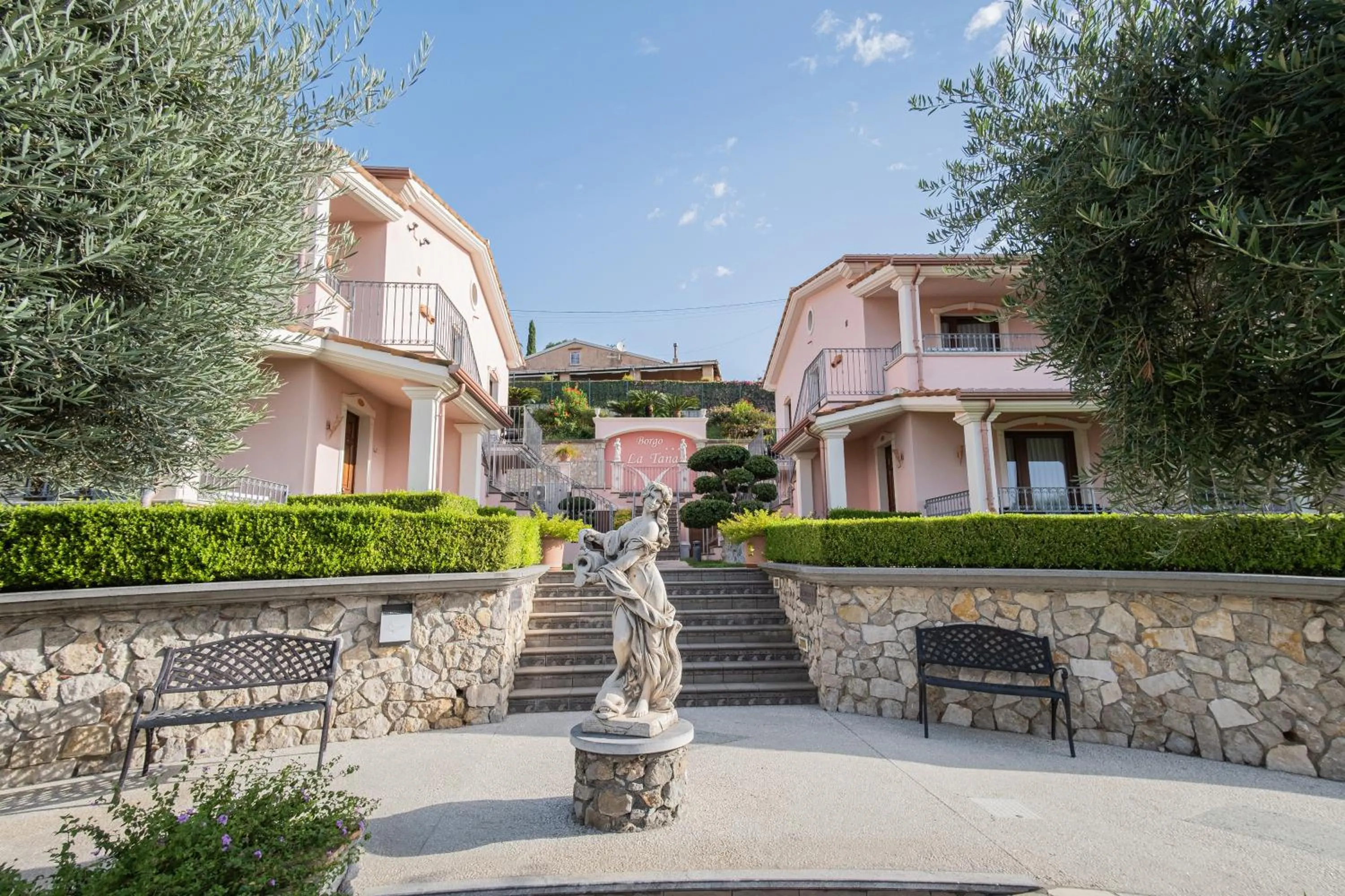 Property building in Hotel Ristorante Borgo La Tana