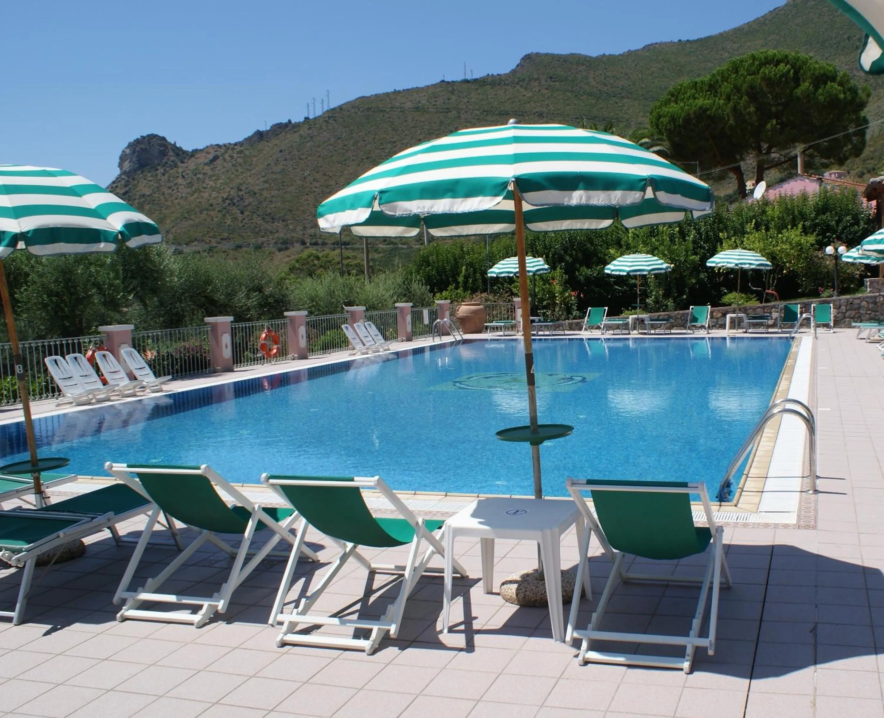 Swimming pool in Hotel Ristorante Borgo La Tana