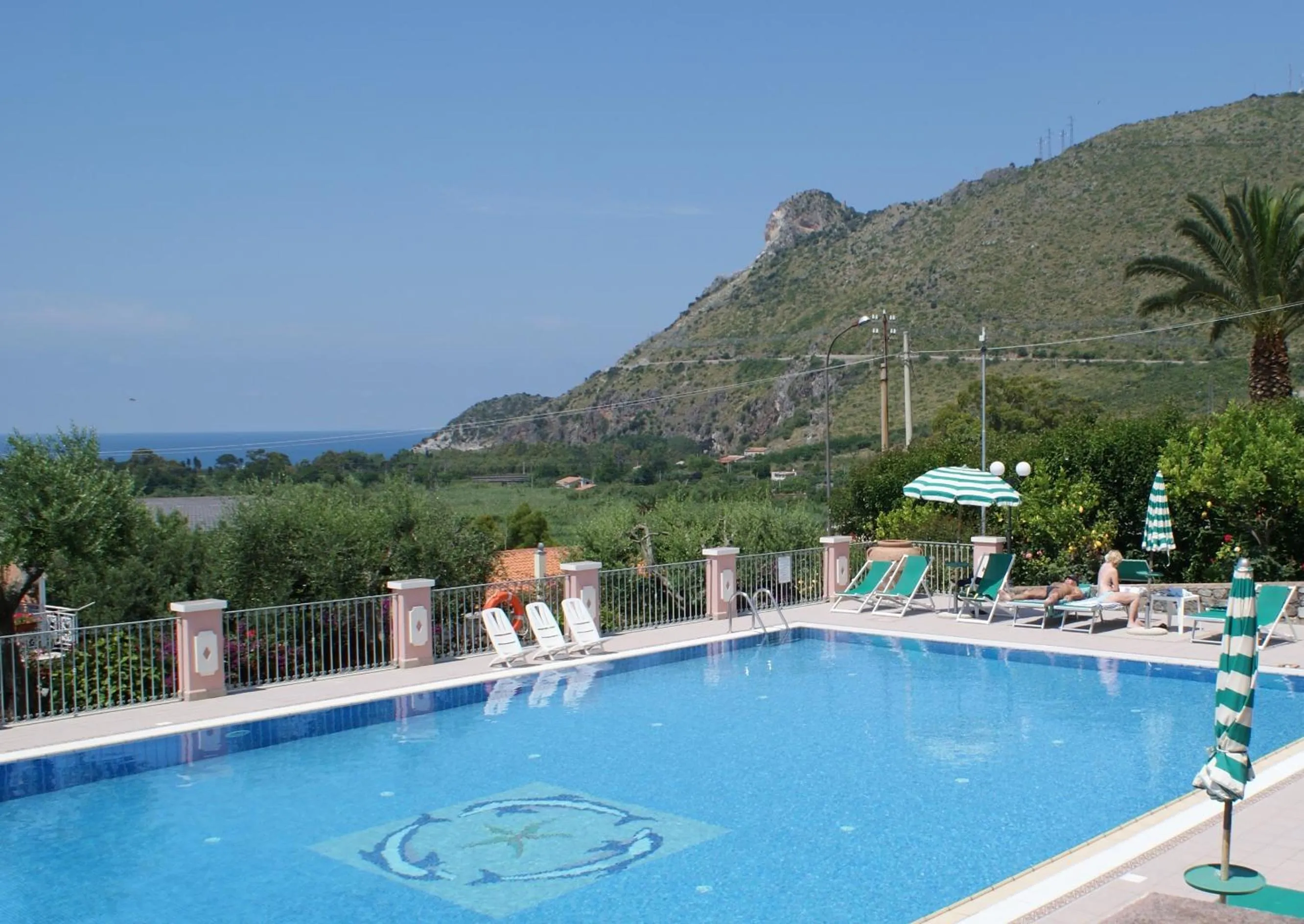 Swimming pool in Hotel Ristorante Borgo La Tana