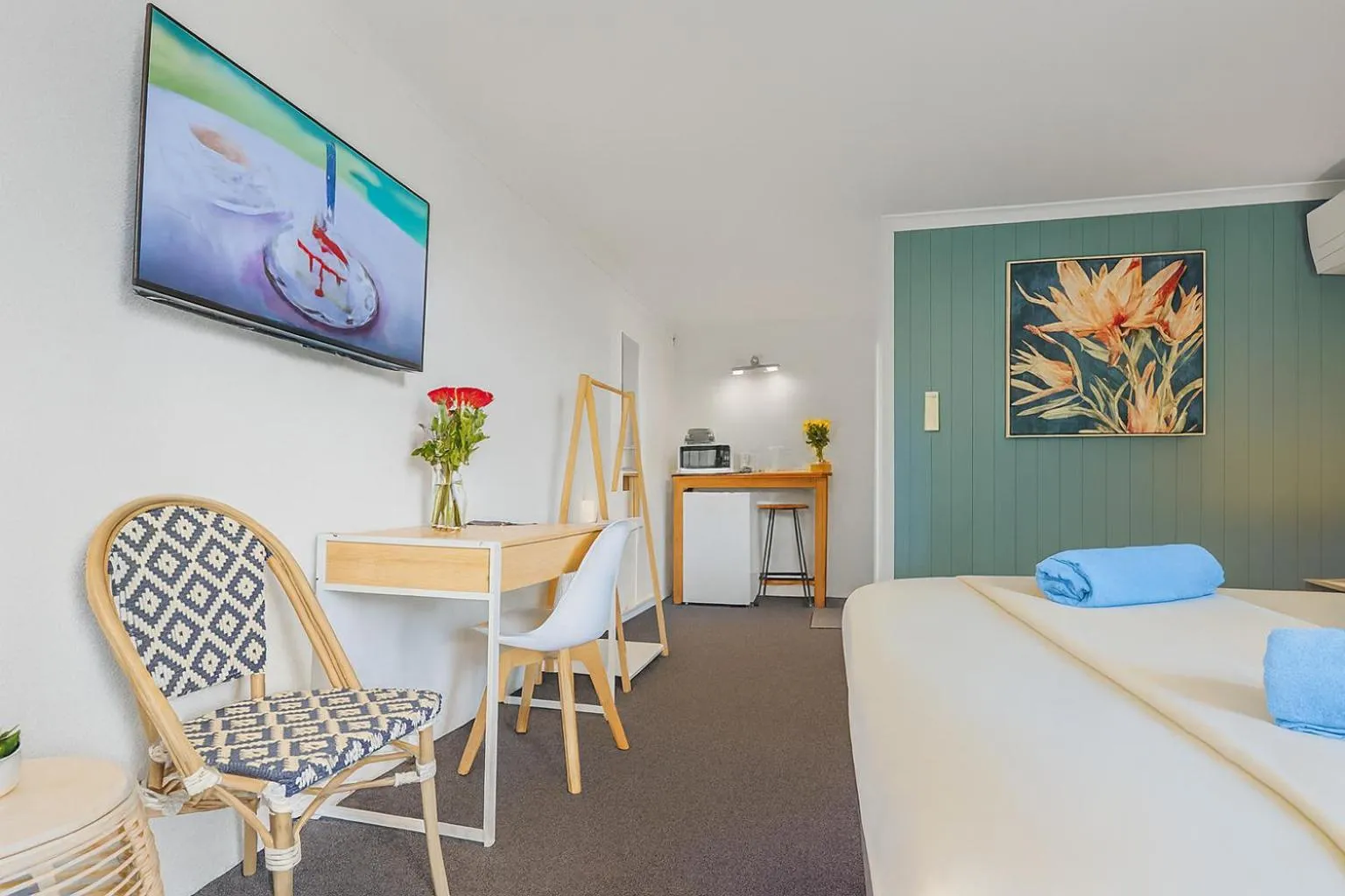 Kitchen or kitchenette, Bed in Coast Motel Eden