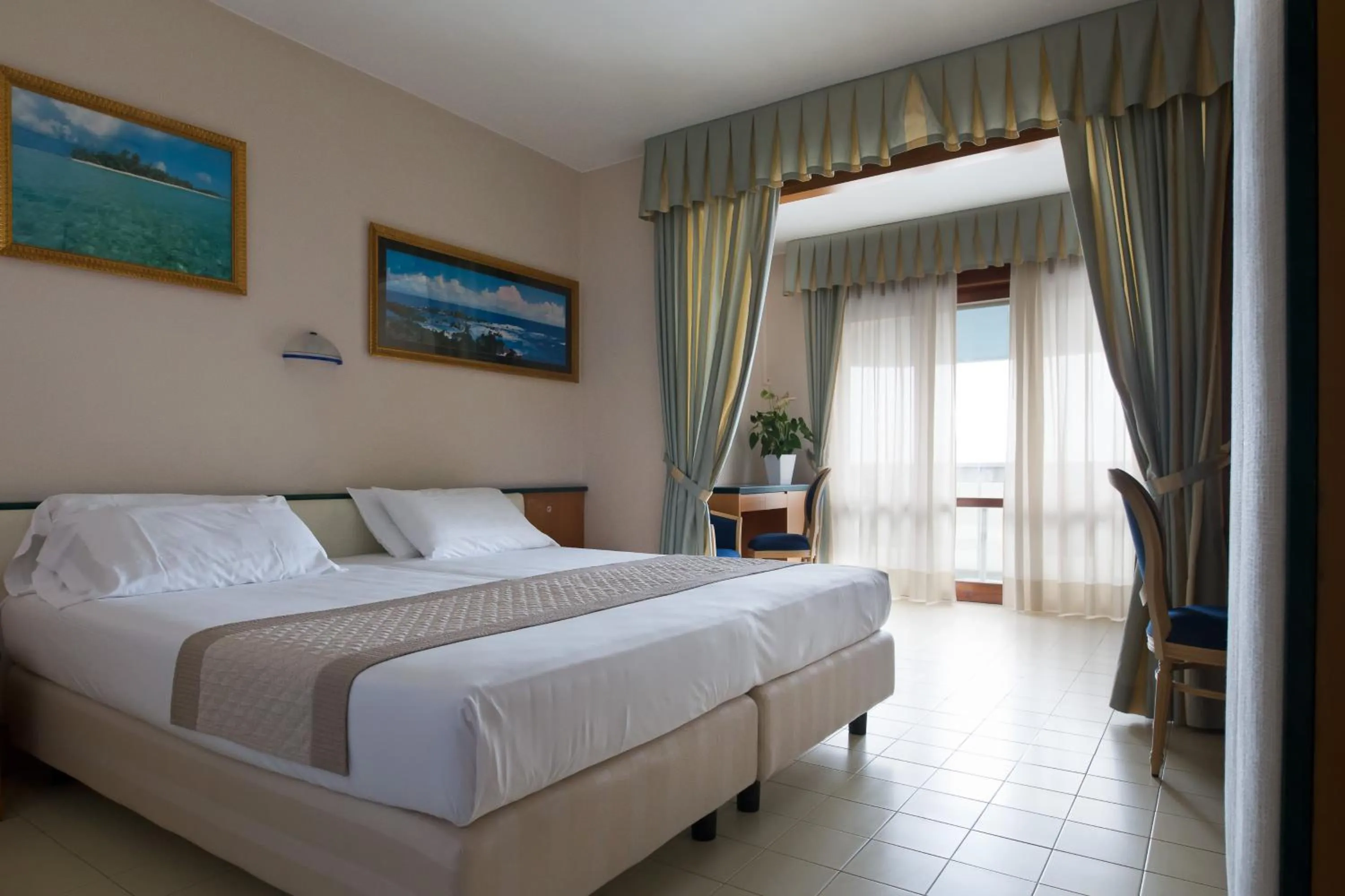 Balcony/Terrace, Bed in Hotel Monaco & Quisisana