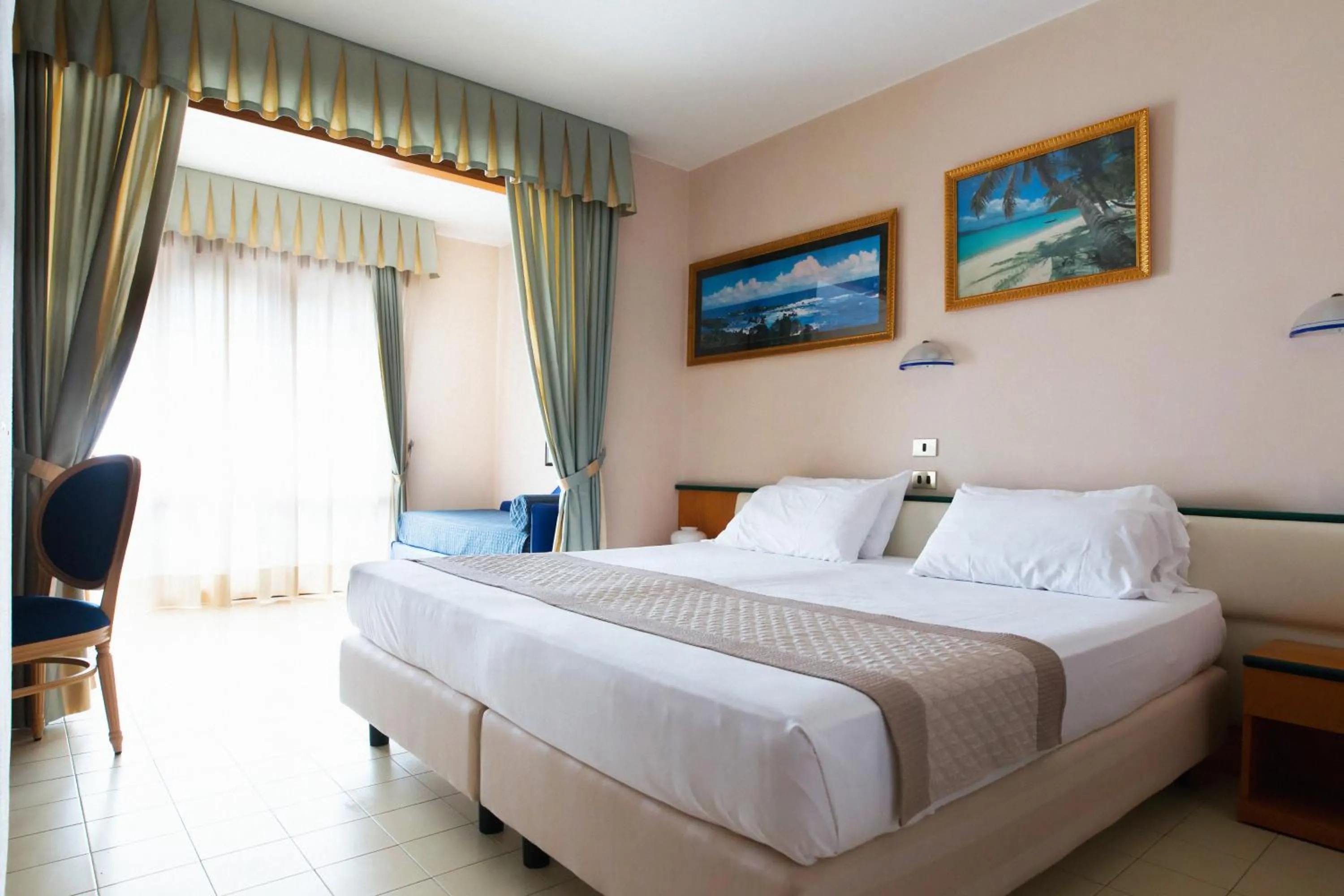 Bedroom, Bed in Hotel Monaco & Quisisana