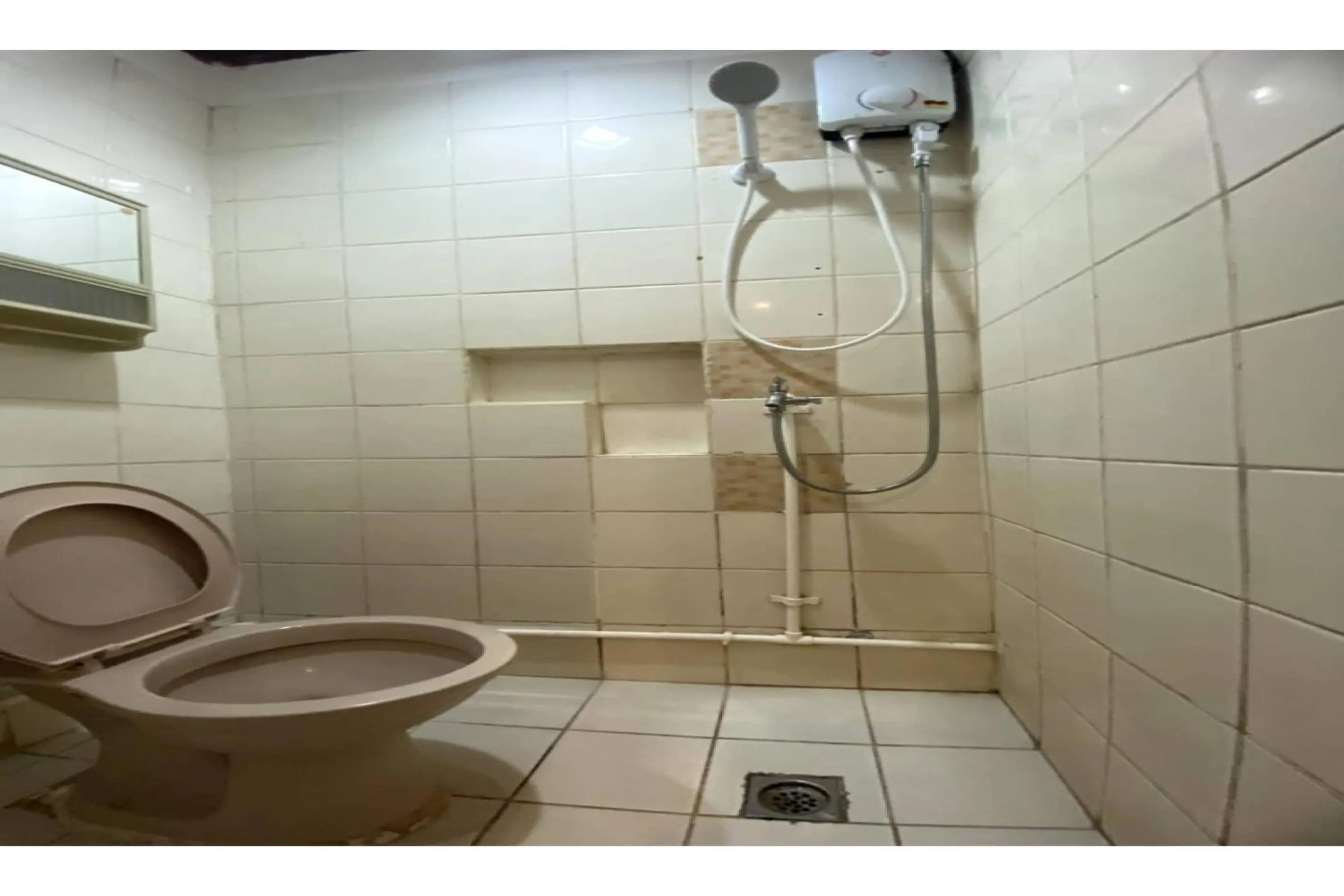 Bathroom in OYO 857 City Stay Inns Makati Avenue