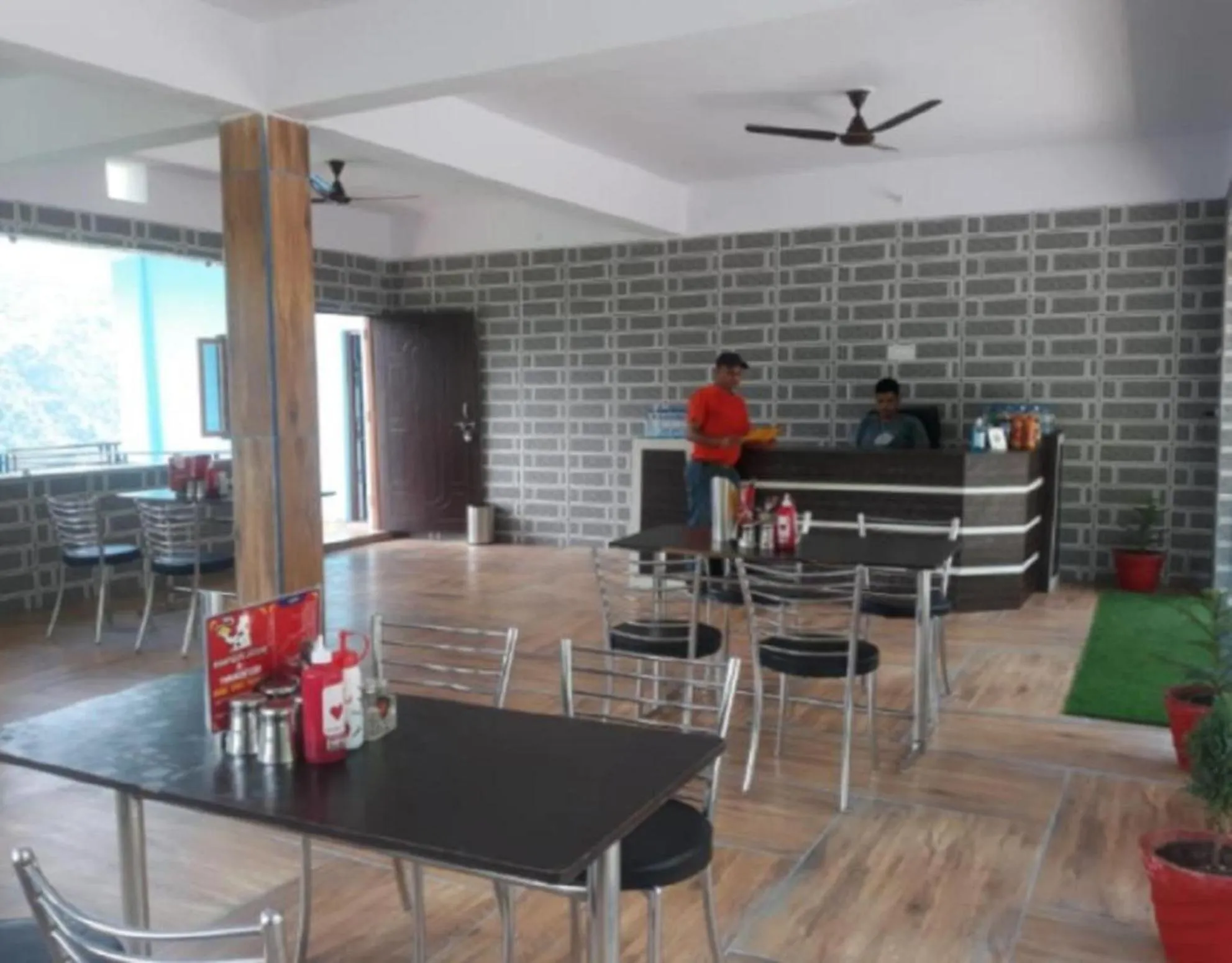 Restaurant/places to eat in HOTEL PUSPWAN AND RESTAURANT by StayApart