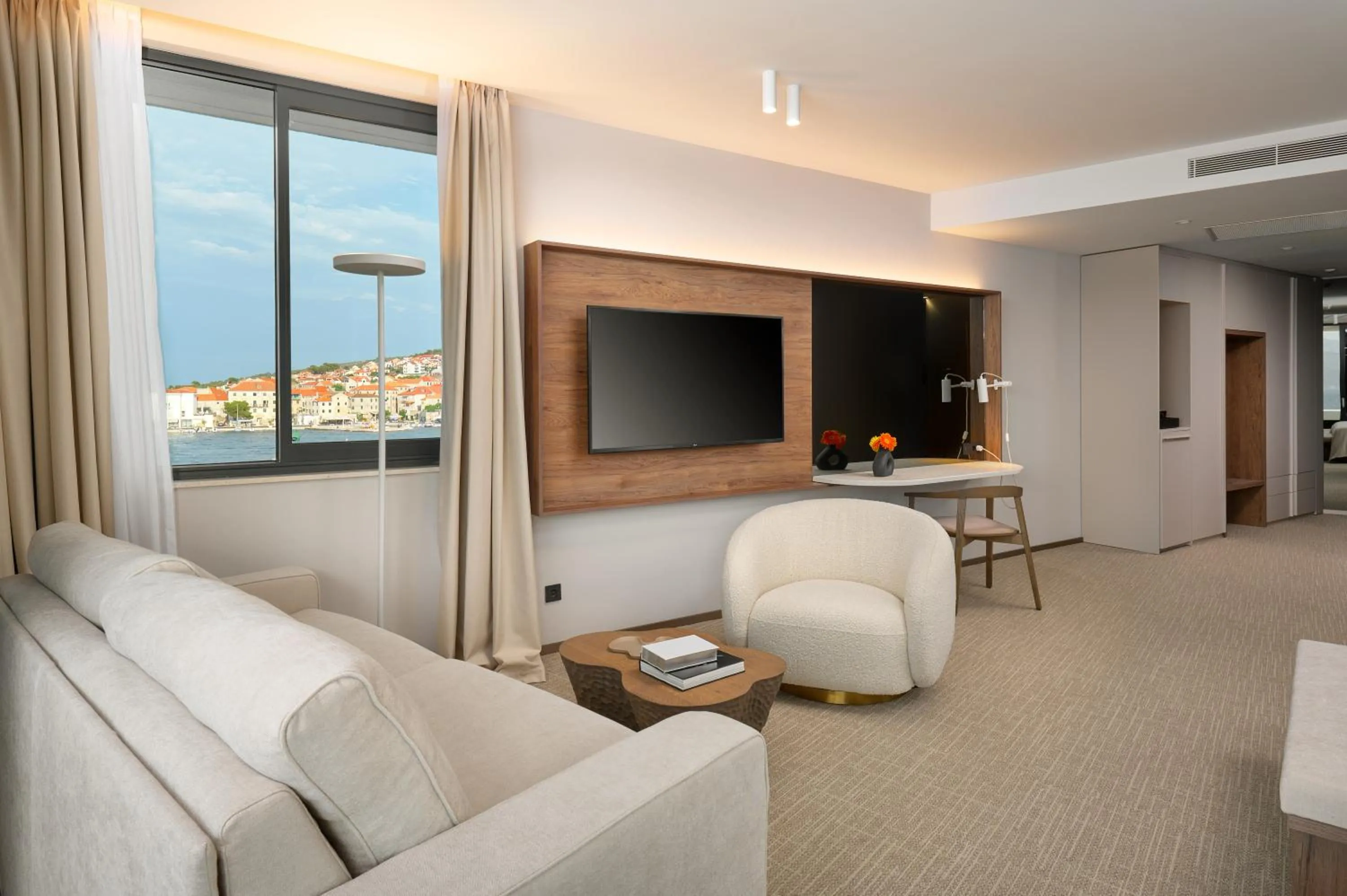 Communal lounge/ TV room in Grand Hotel View