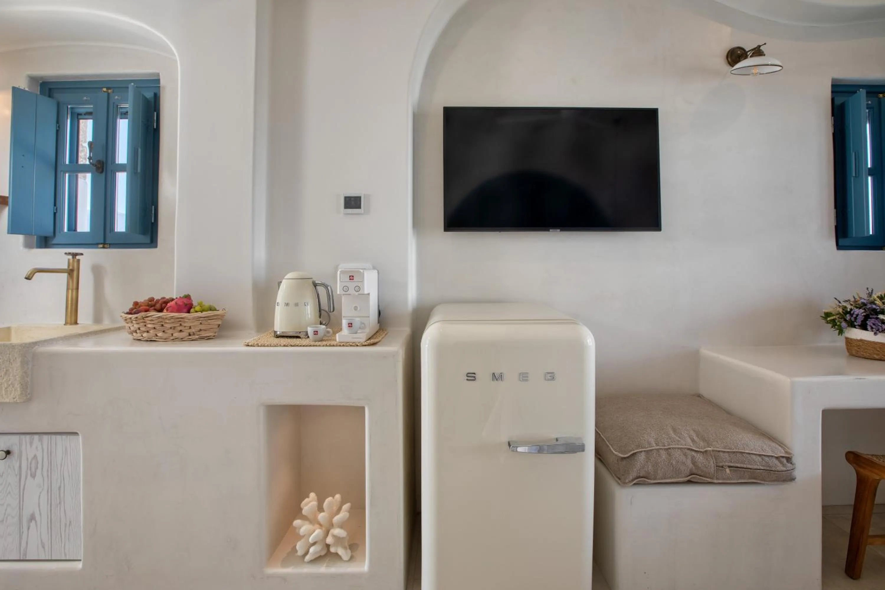 TV and multimedia in Blue Pearls-Adults Only Luxury Suites