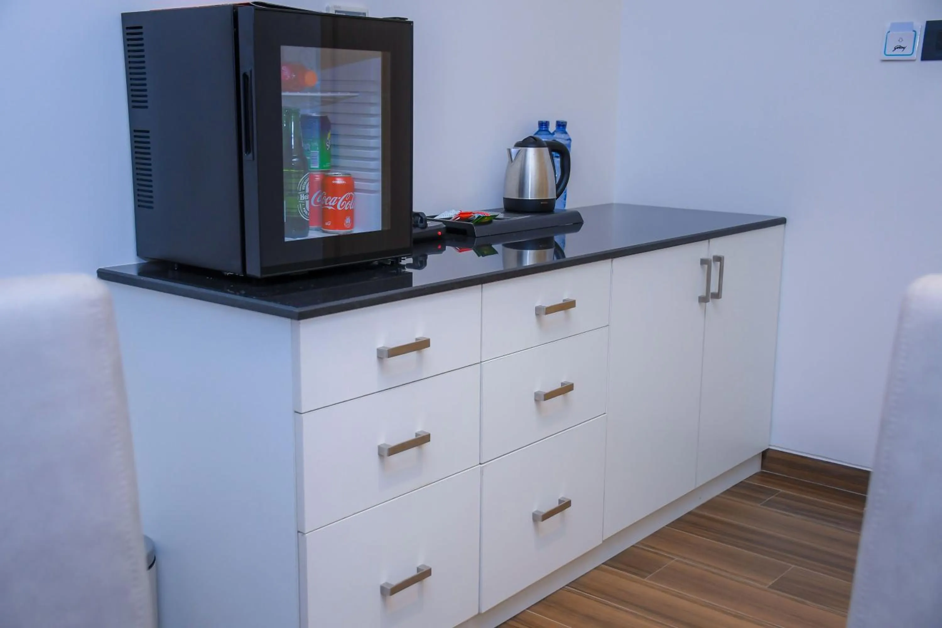 Coffee/tea facilities in AQUA INN Hotel