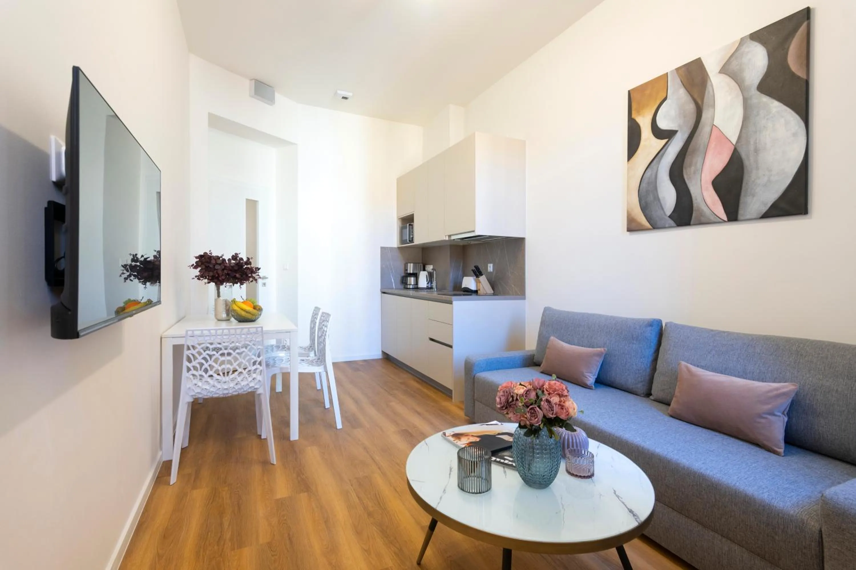 Living room in Hidden Art Boutique Residence by Dwellfort