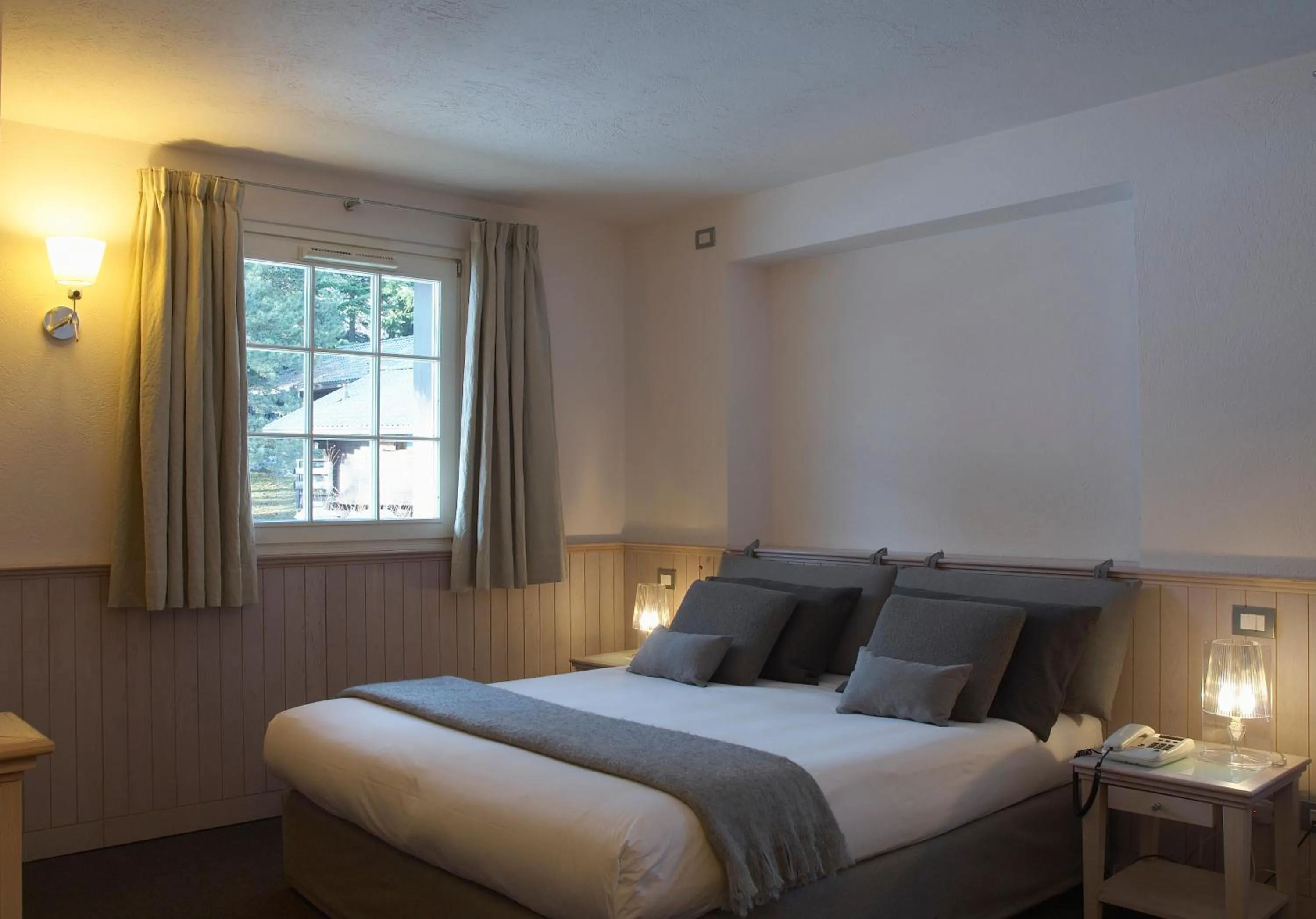 Shower, Bed in Hotel Village