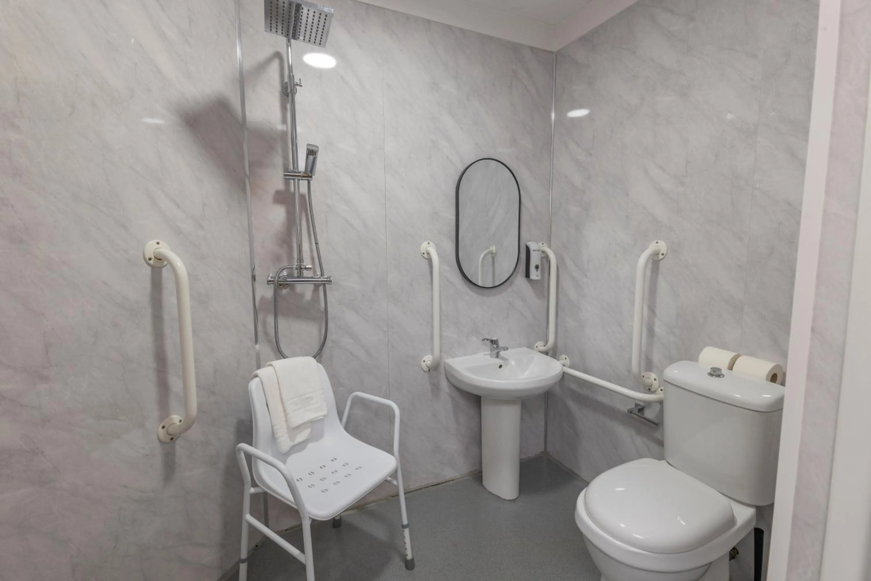 Bathroom in Best Western Ebbw Vale