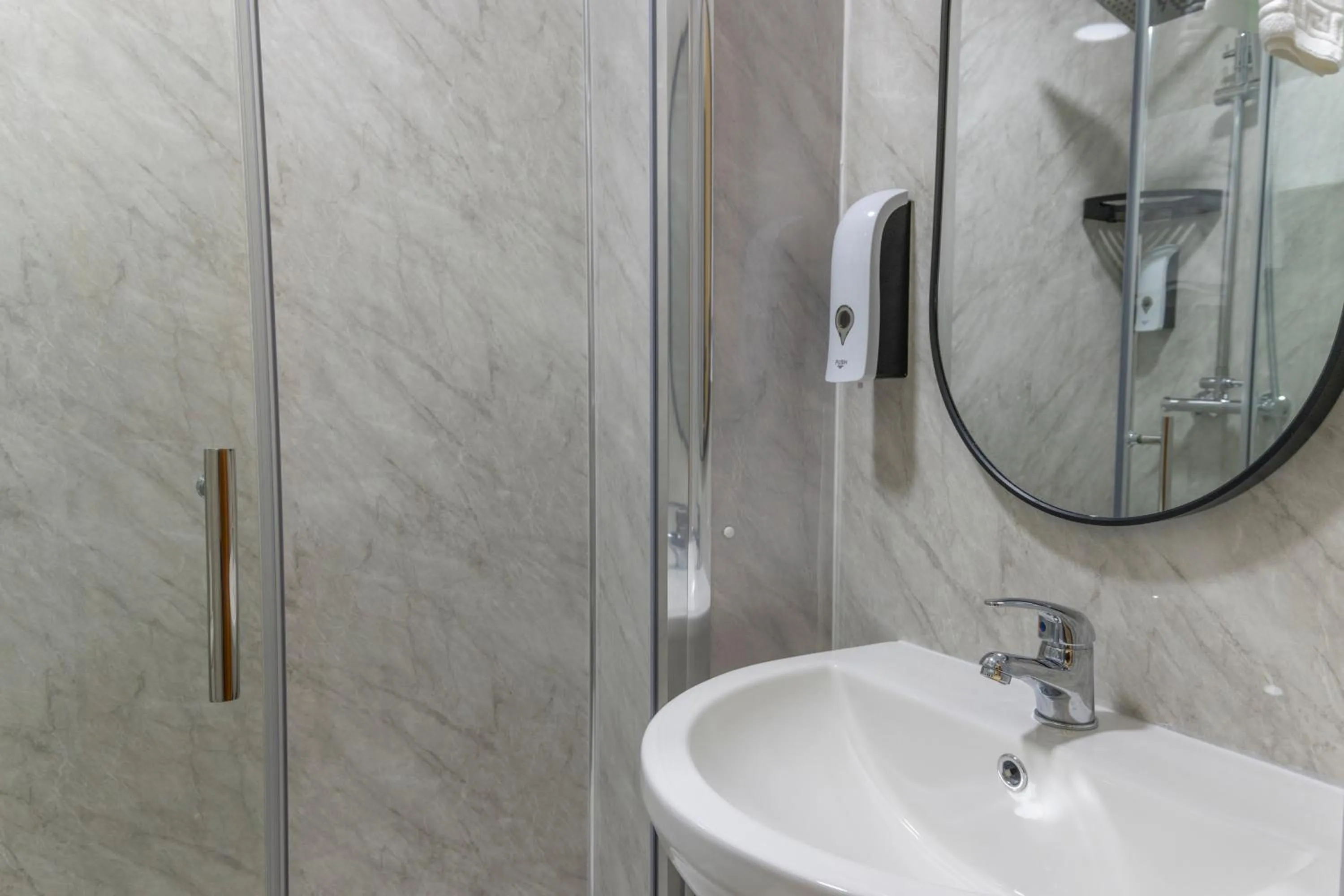 Bathroom in Best Western Ebbw Vale