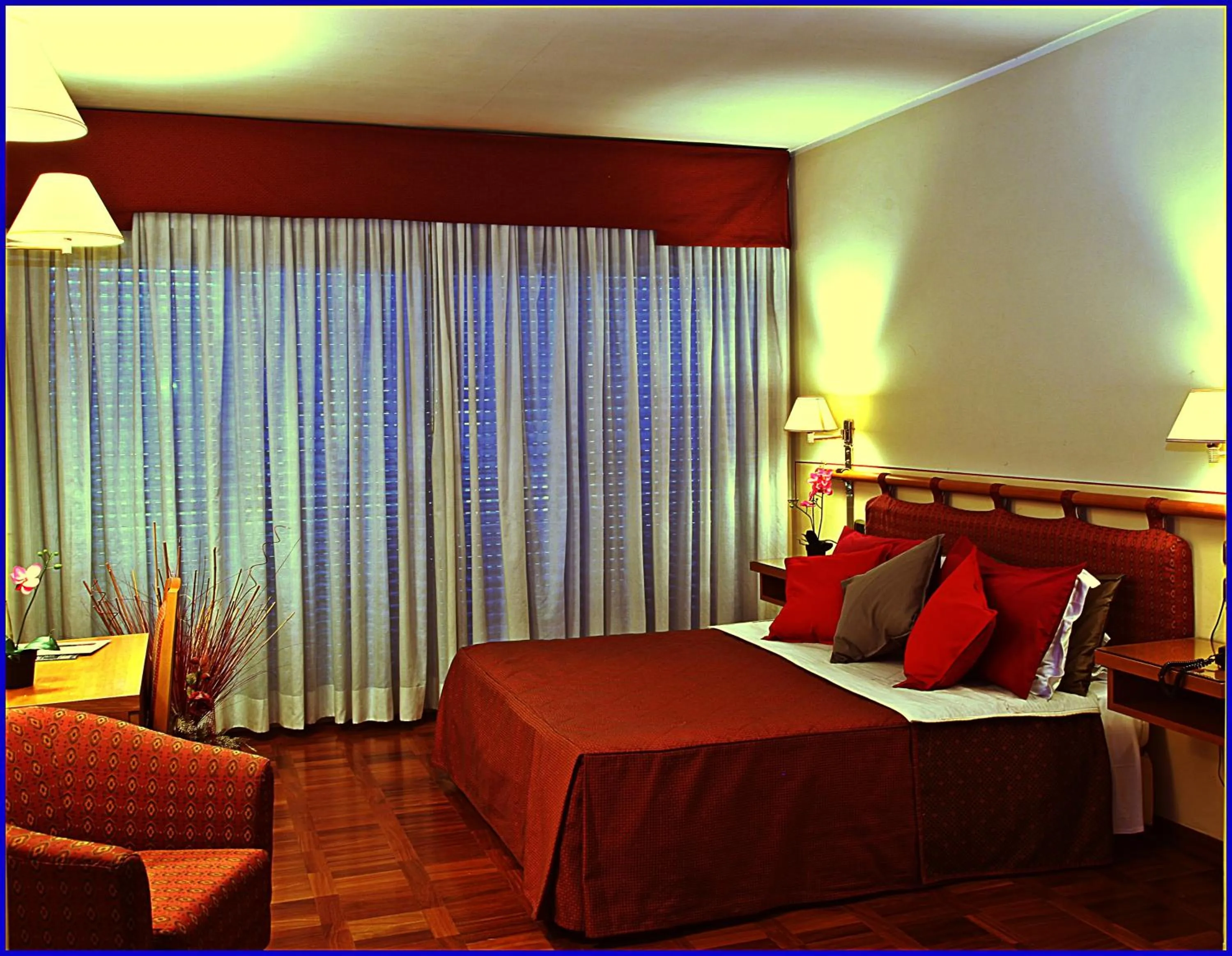 Photo of the whole room, Bed in Hotel Meeting