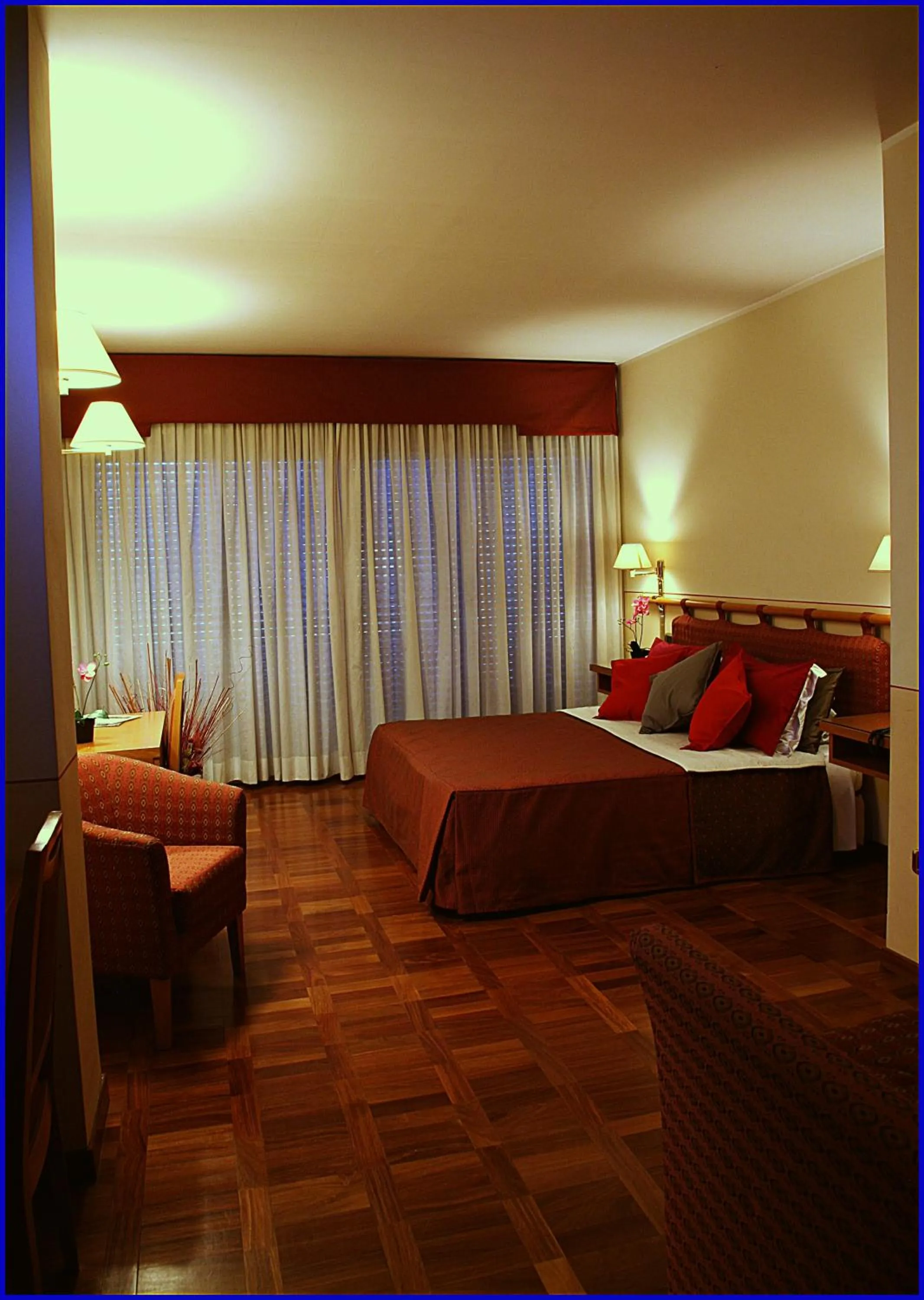 Photo of the whole room, Bed in Hotel Meeting