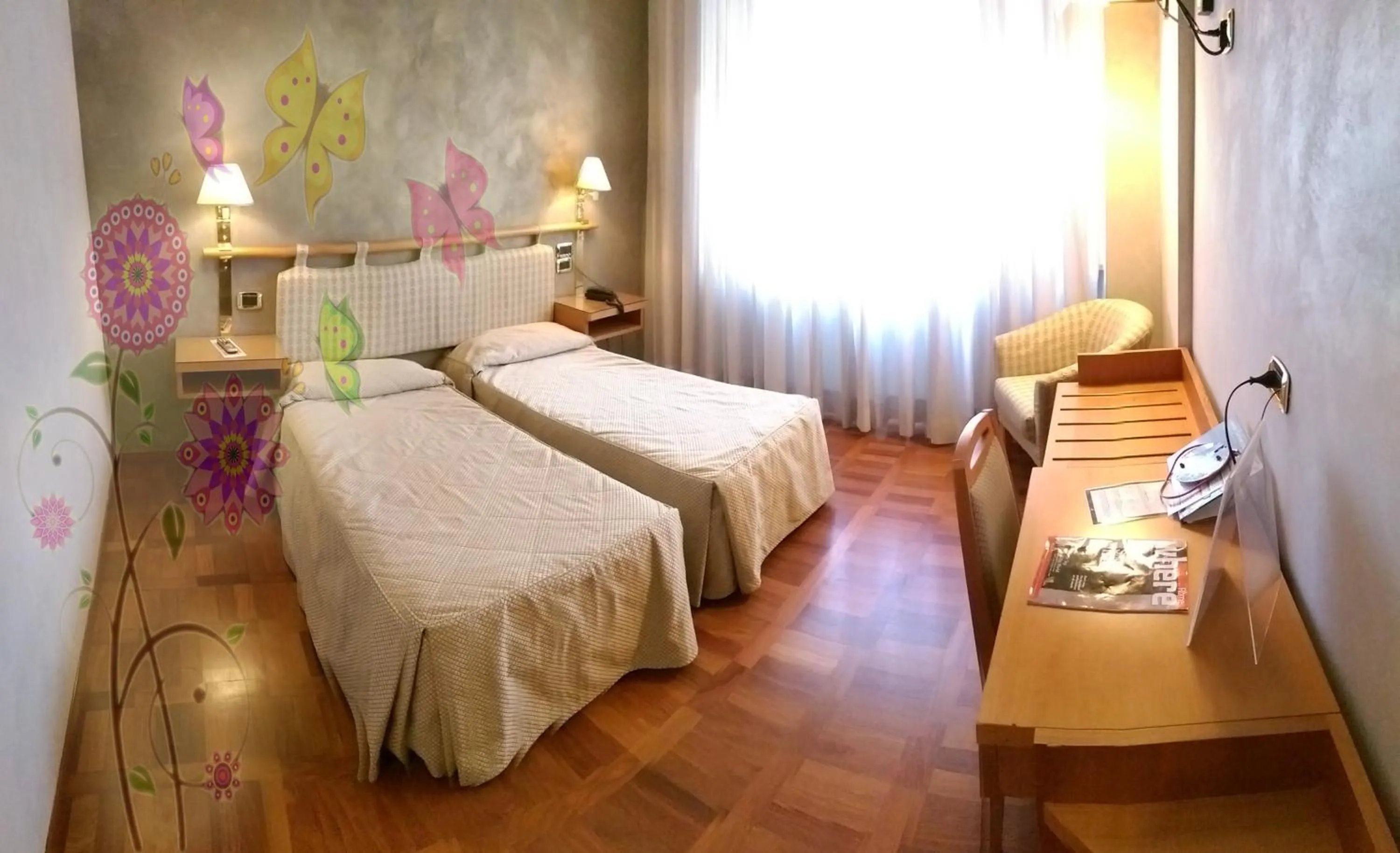 Photo of the whole room, Bed in Hotel Meeting