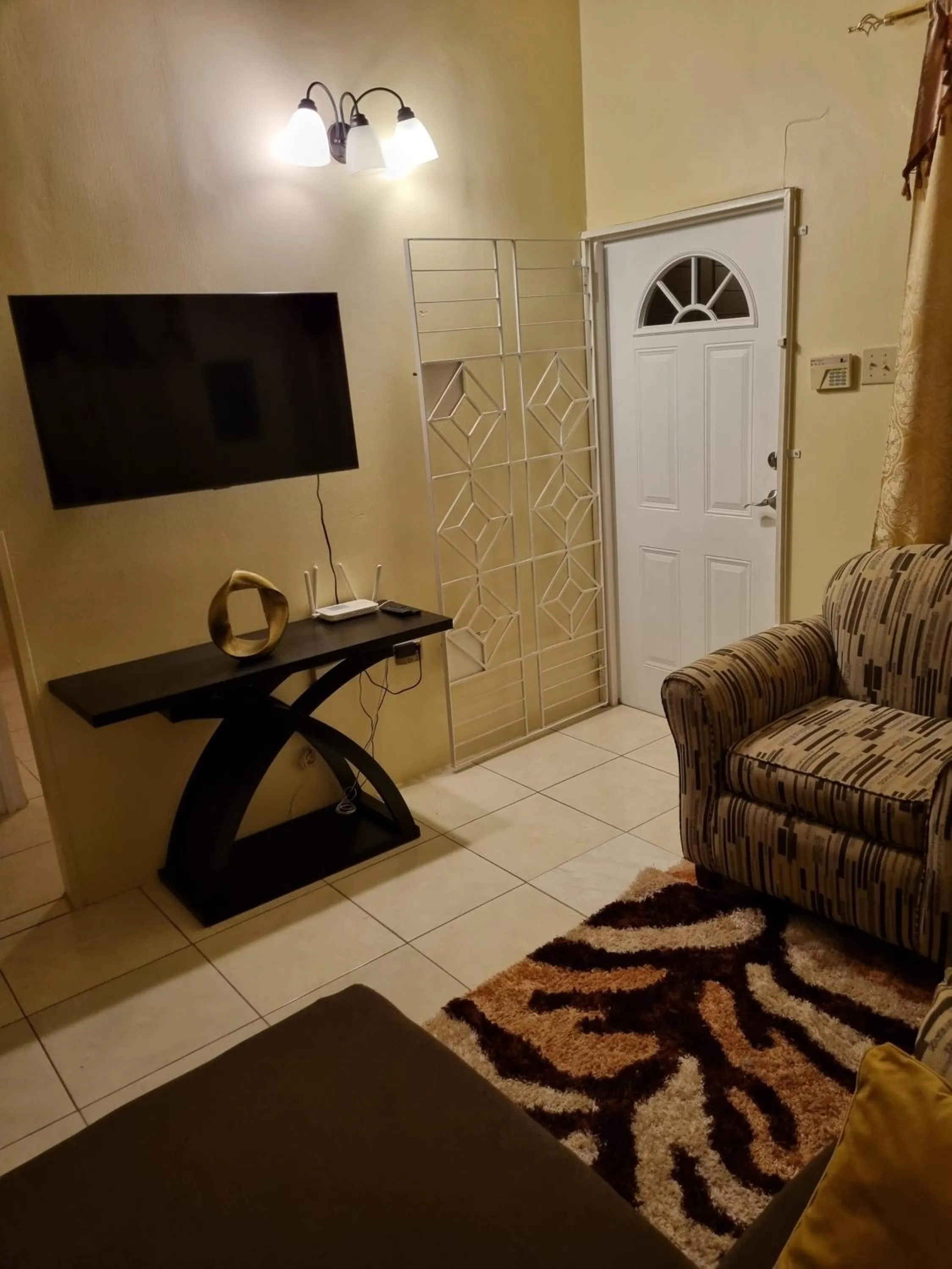 2-Bed Sleeps 4 Private Garden Parking