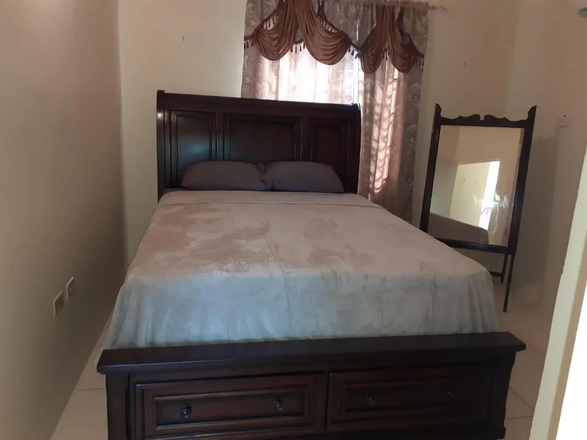 2-Bed Sleeps 4 Private Garden Parking 2-Bed Sleeps 4 Private Garden Parking