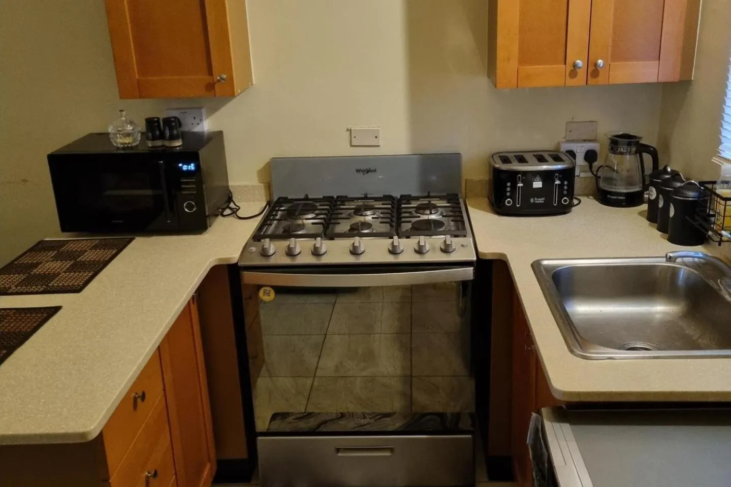 2-Bed Sleeps 4 Private Garden Parking